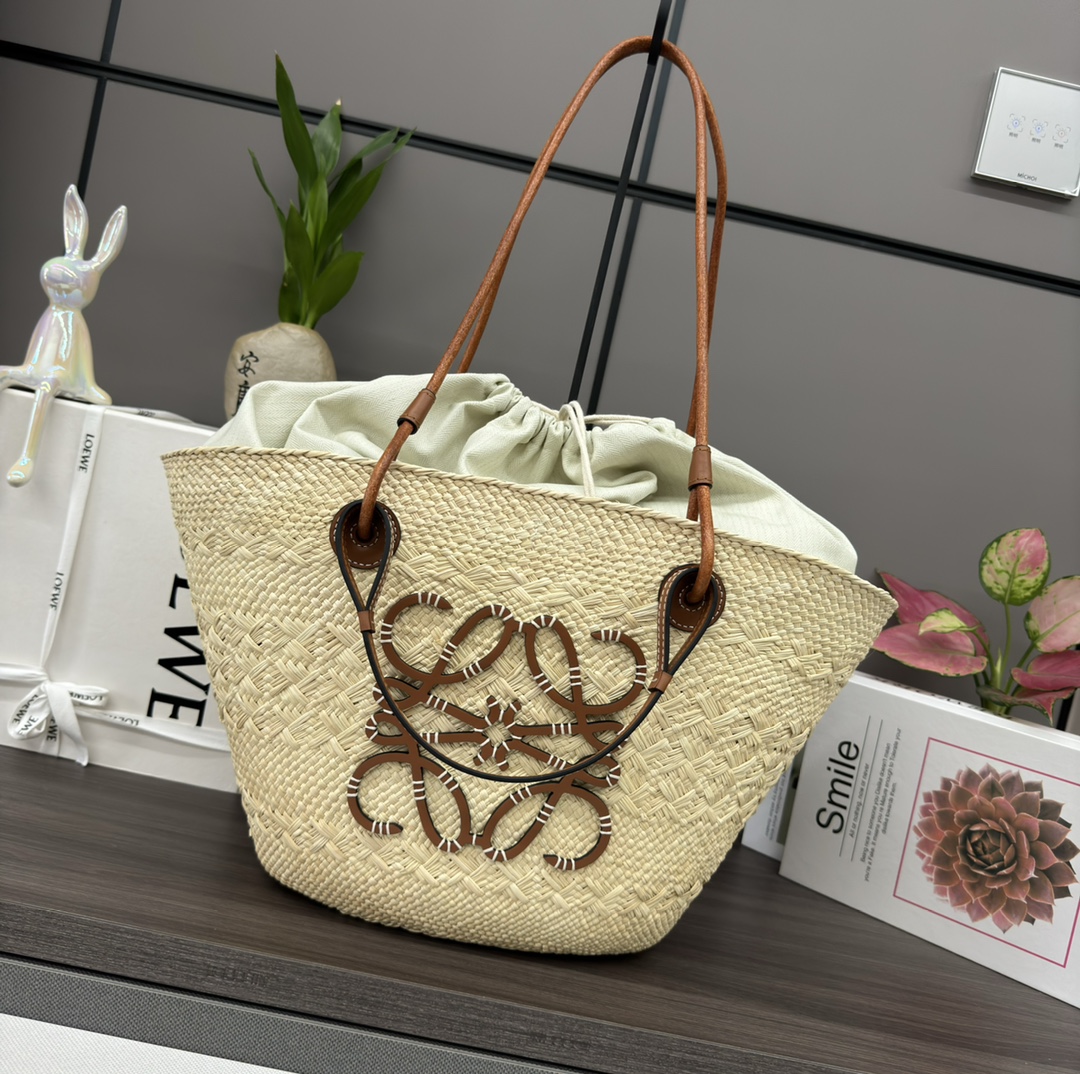 Loewe Anagram Basket: Bolso de Palma Iraca y Cuero para un Estilo Artesanal