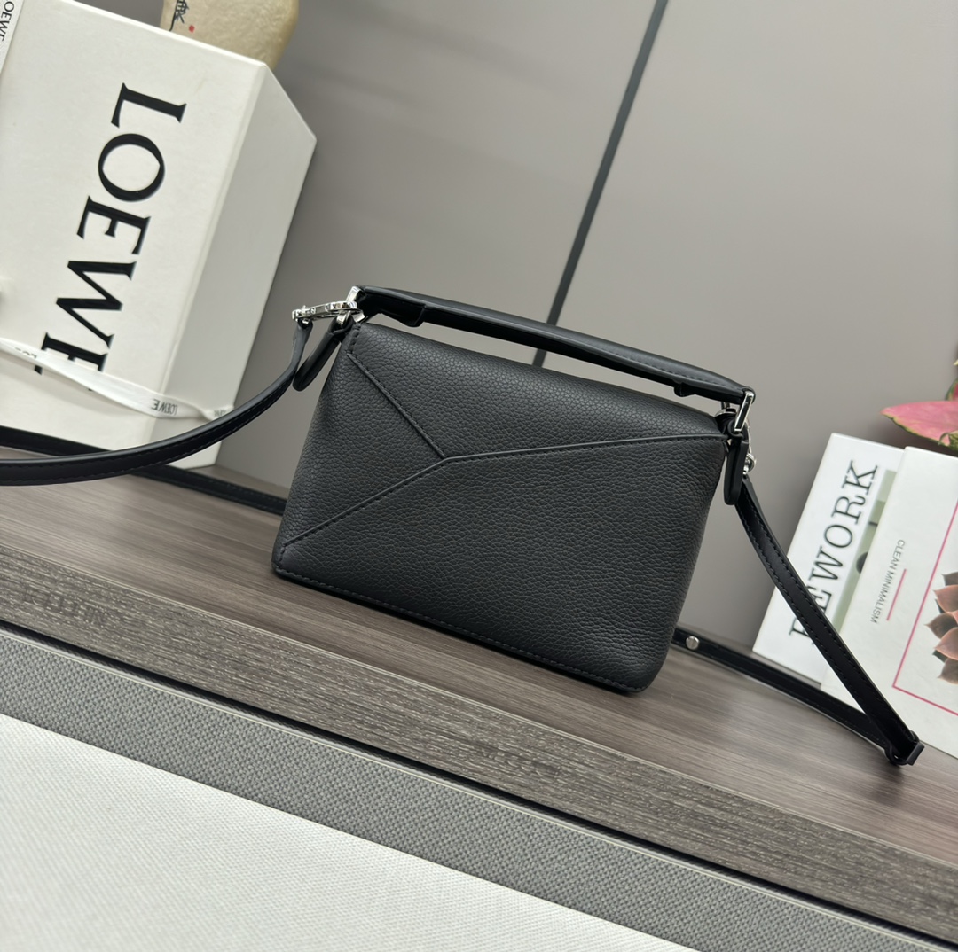 Loewe L⊚℮w℮ 柔软粒面牛皮革Puzzle Edge手袋