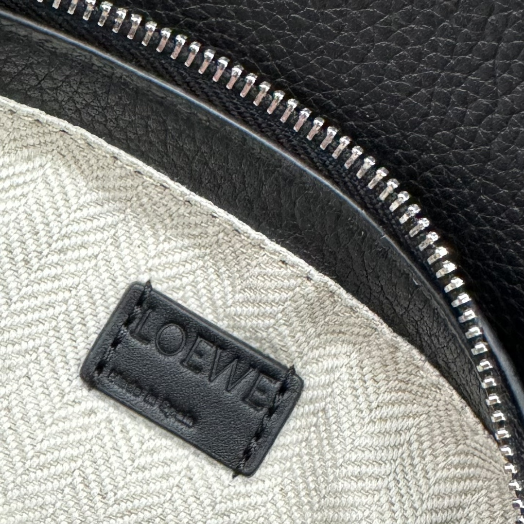 Loewe L⊚℮w℮ 柔软粒面牛皮革Puzzle Edge手袋