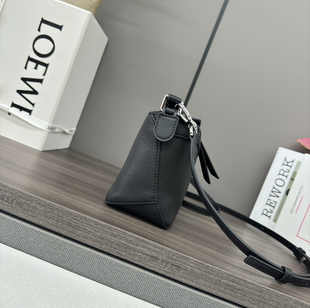 Loewe L⊚℮w℮ 柔软粒面牛皮革Puzzle Edge手袋