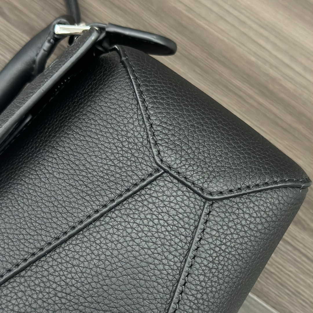 Loewe L⊚℮w℮ 柔软粒面牛皮革Puzzle Edge手袋