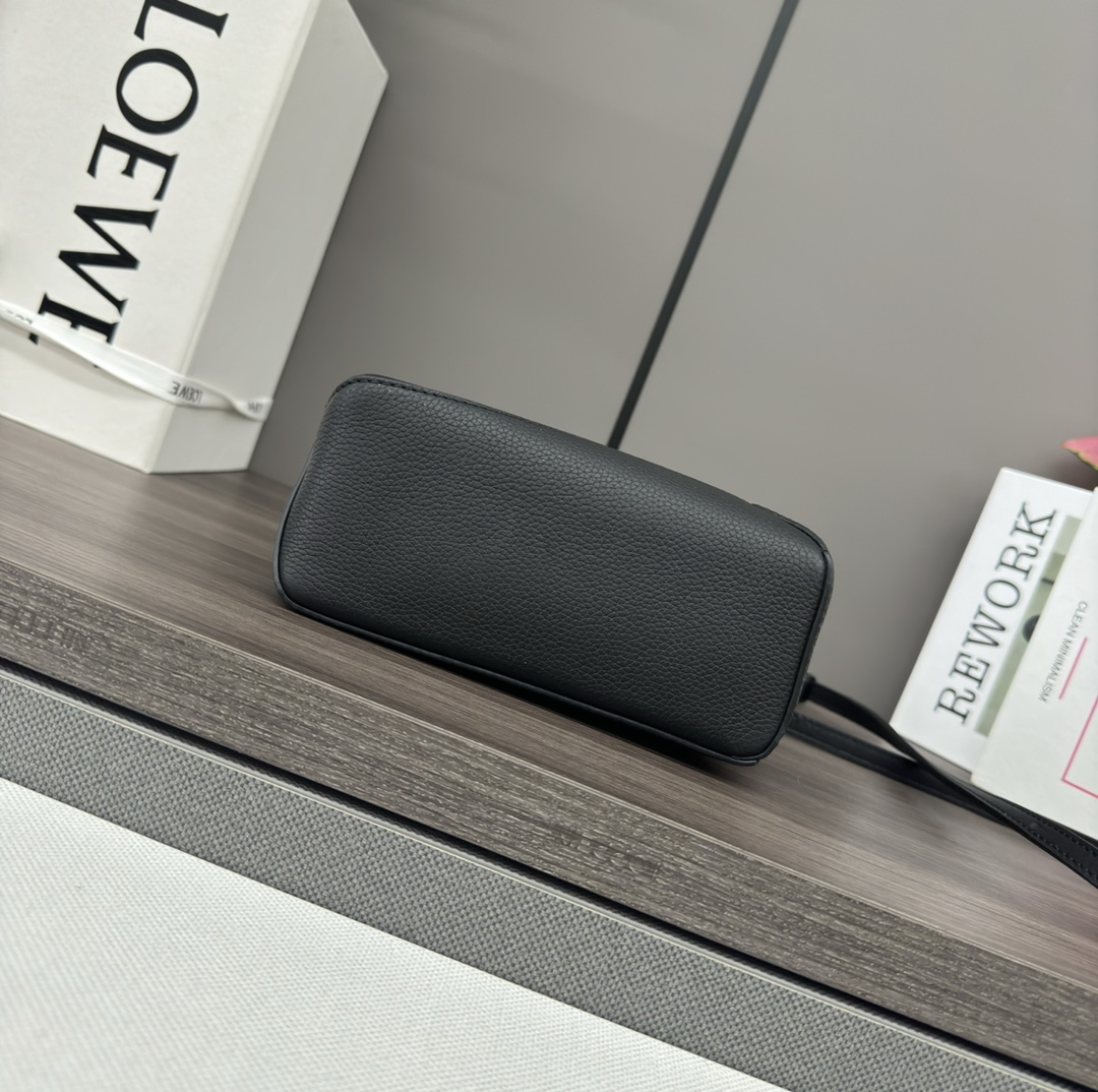 Loewe L⊚℮w℮ 柔软粒面牛皮革Puzzle Edge手袋