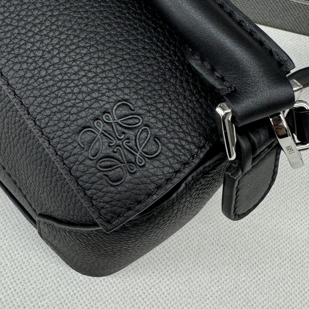 Loewe L⊚℮w℮ 柔软粒面牛皮革Puzzle Edge手袋