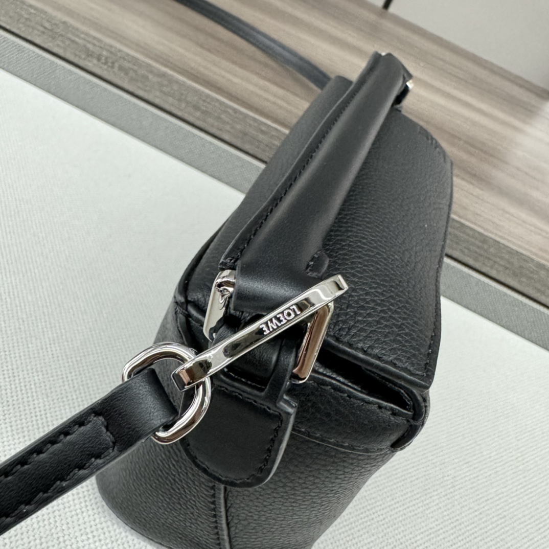 Loewe L⊚℮w℮ 柔软粒面牛皮革Puzzle Edge手袋
