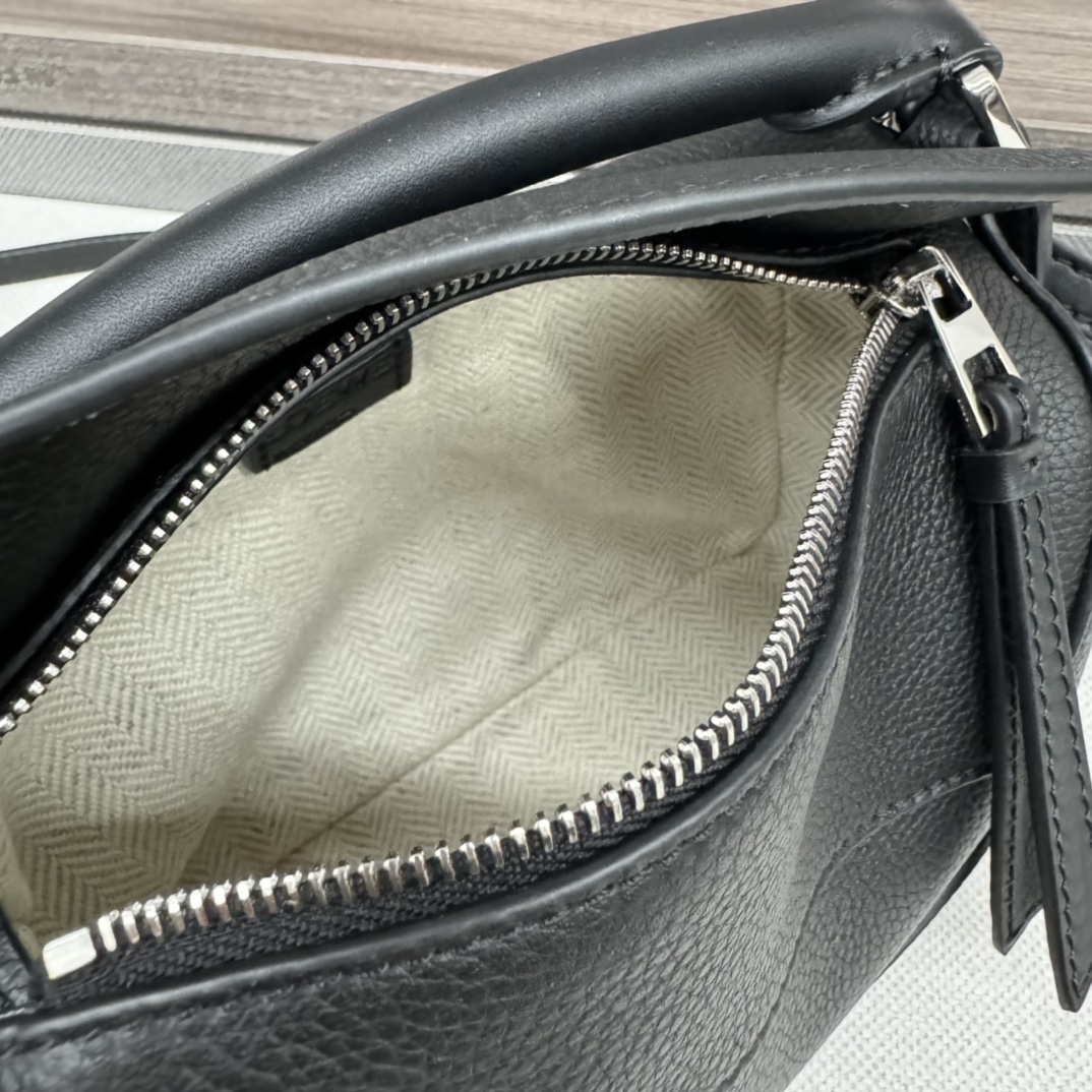 Loewe L⊚℮w℮ 柔软粒面牛皮革Puzzle Edge手袋