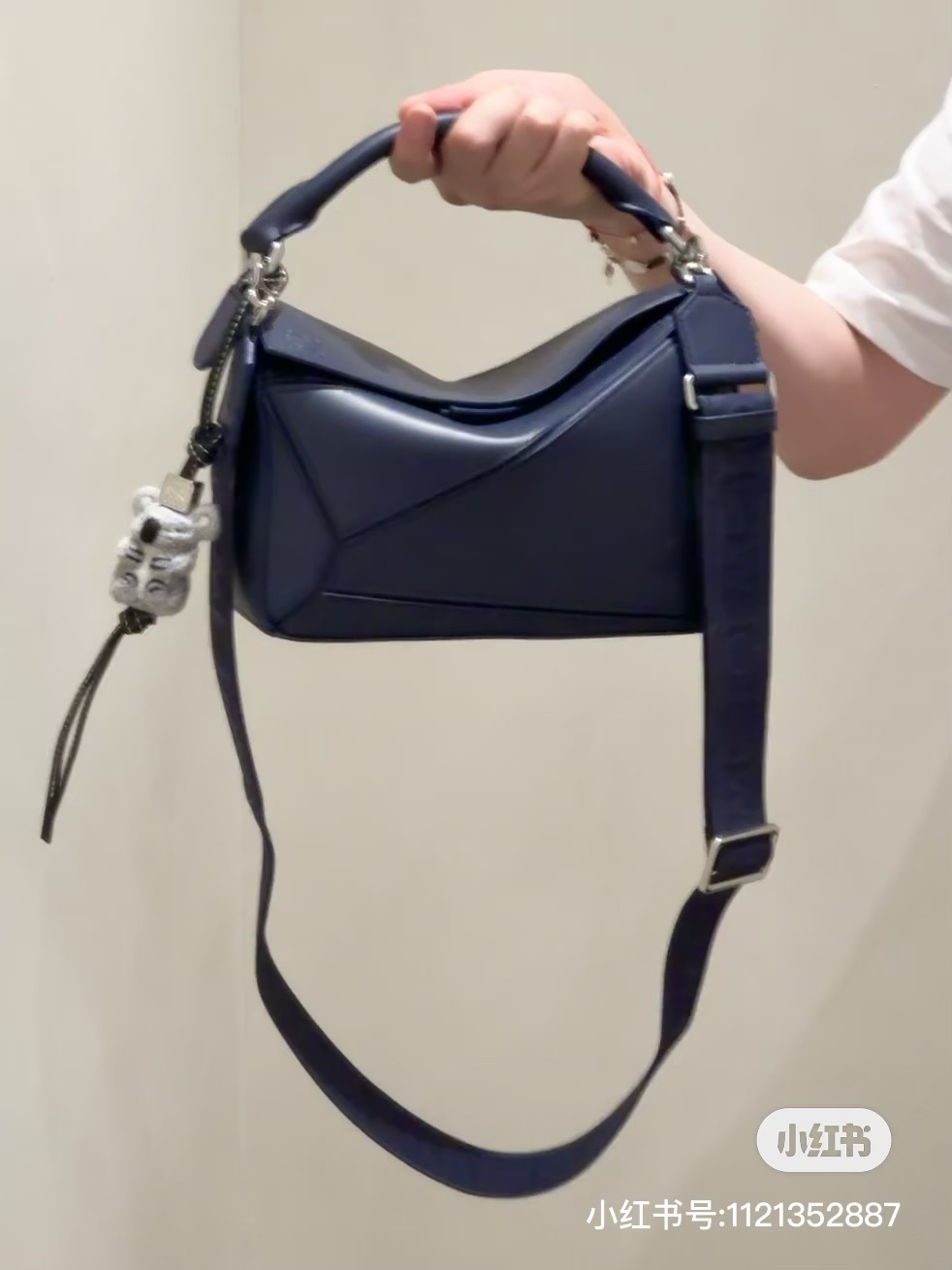 NO:192077,Latest color matching, high-end and elegant, cool and stylish, universal for men and women, satin puzzle 18cmVS24cm19860909最新配色 高级大气 酷飒有型 男女通用,缎面puzzle 18cmVS24cm,Bag