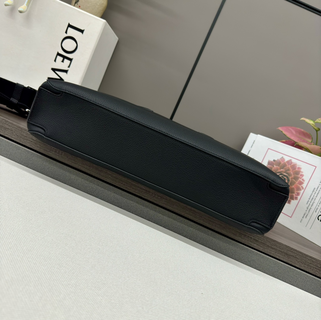 LO℮w℮🌟柔软粒面牛皮革Goya薄款流线型公文包，可通过顶部手提或可拆卸可调节携带。拉链开合，牛皮革拉