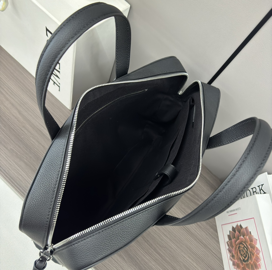 LO℮w℮🌟柔软粒面牛皮革Goya薄款流线型公文包，可通过顶部手提或可拆卸可调节携带。拉链开合，牛皮革拉