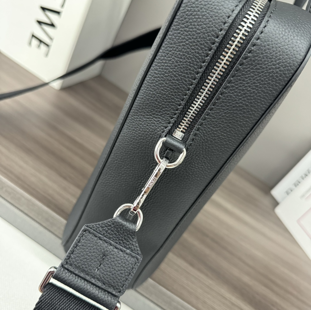 LO℮w℮🌟柔软粒面牛皮革Goya薄款流线型公文包，可通过顶部手提或可拆卸可调节携带。拉链开合，牛皮革拉