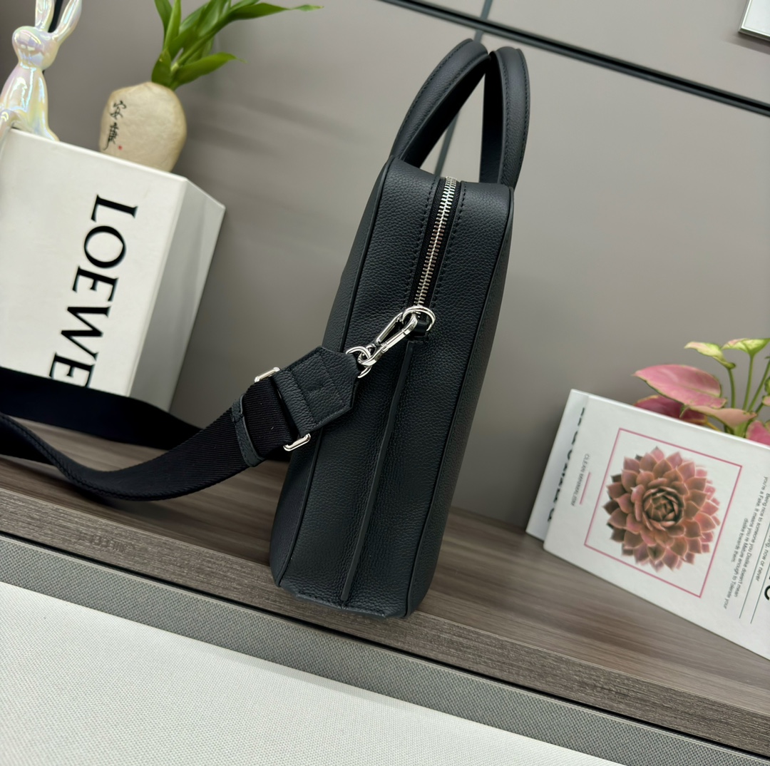 LO℮w℮🌟柔软粒面牛皮革Goya薄款流线型公文包，可通过顶部手提或可拆卸可调节携带。拉链开合，牛皮革拉