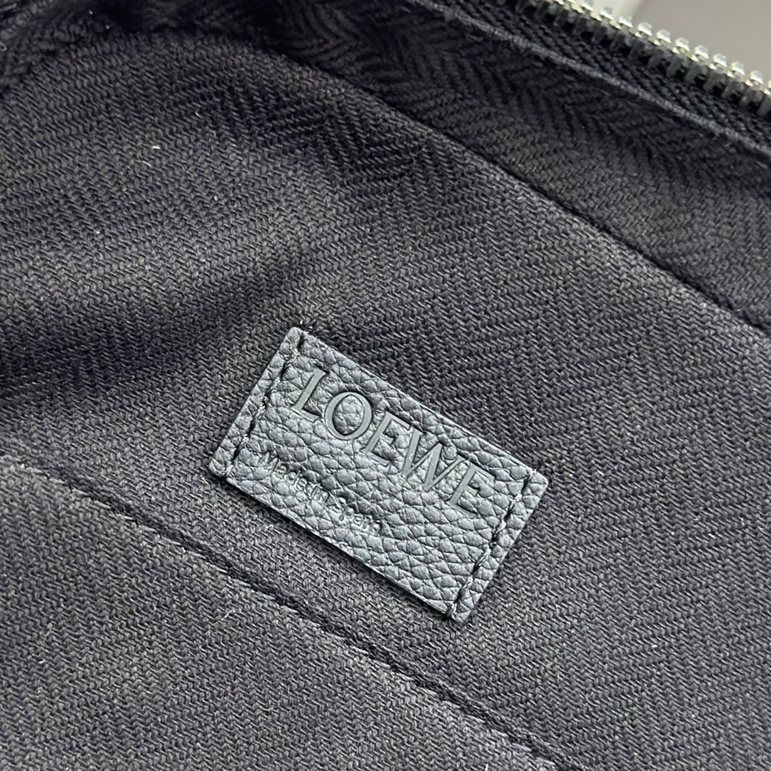 LO℮w℮🌟柔软粒面牛皮革Goya薄款流线型公文包，可通过顶部手提或可拆卸可调节携带。拉链开合，牛皮革拉