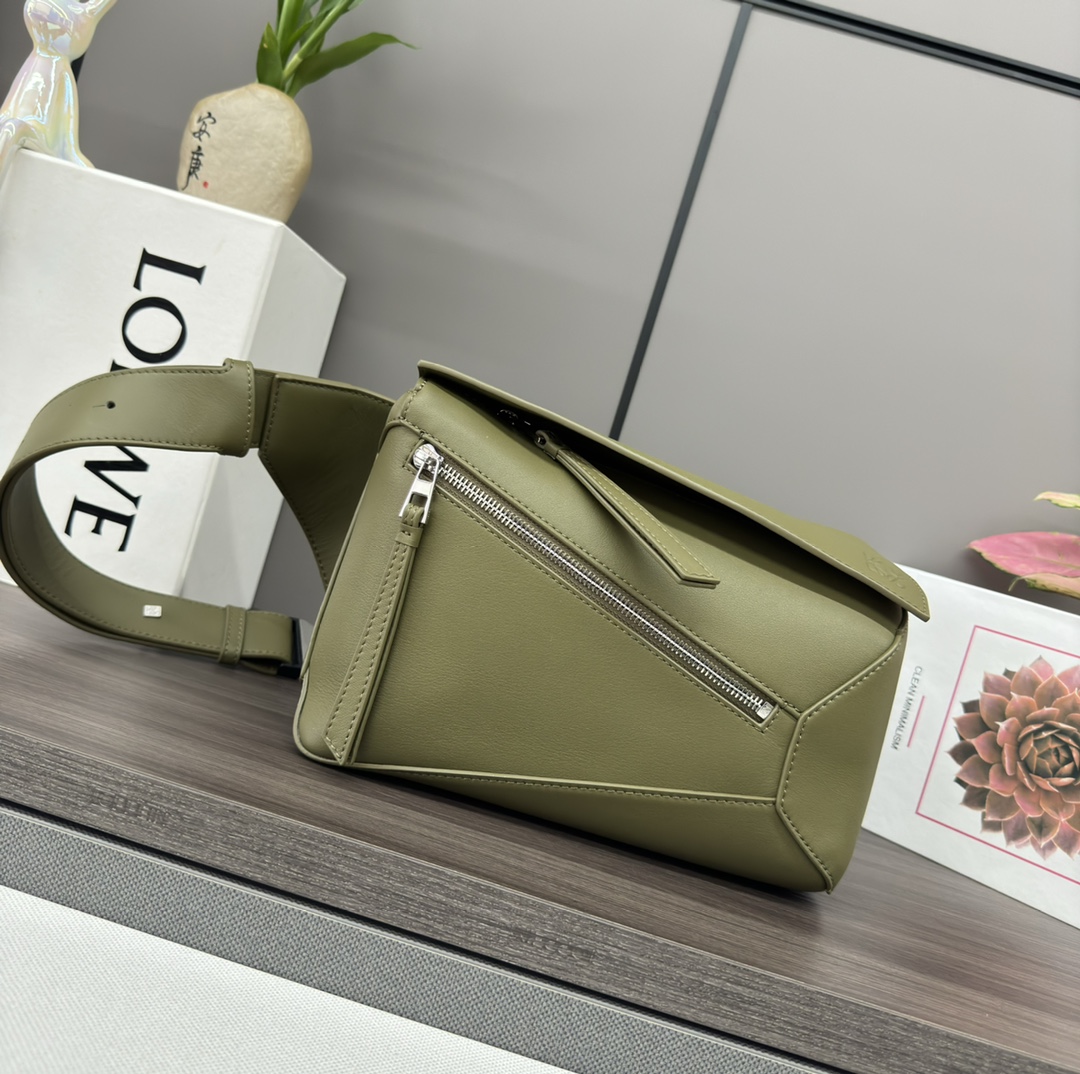 NO:192627,Lw New Version New Small Classic Cowhide Leather Puzzle Waist Bag *Cuboid Shape and Precise Cutting Technology Create Puzzle Unique Geometric Lines This small trumpet waist bag is made of classic cowhide leather with overlapping edges. Shoulder or crossbody*Adjustable shoulder strap with metal buckle closure, engraved with LOEW logo*Zipper closure, cowhide zipper head*External zipper pocket and interior insert bag*One exterior zipper bag*Herge chevron cotton canvas lining*Anagram embossed size:24*16*10.5 Model 052344 (with full package), chest bag T-shaped chest bag Waist bag, loewe, cowhide19860909Lw 新版本新款 小号经典牛皮革 Puzzle 腰包 *长方体形状和精确的切割技术创造了 Puzzle 独特的几何线条这款小号腰包采用经典牛皮革制成,饰有重叠边缘.肩背或斜挎*可调节肩带配有金属搭扣开合,刻有LOEW徽标*拉链开合,牛皮革拉链头*外部拉链口袋和内部插袋*一个外部拉链袋*人字纹棉质帆布衬里*Anagram 压纹 size:24*16*10.5 型号052344（配全套包装）,胸包T型胸包 腰包,loewe,cowhide,Bag