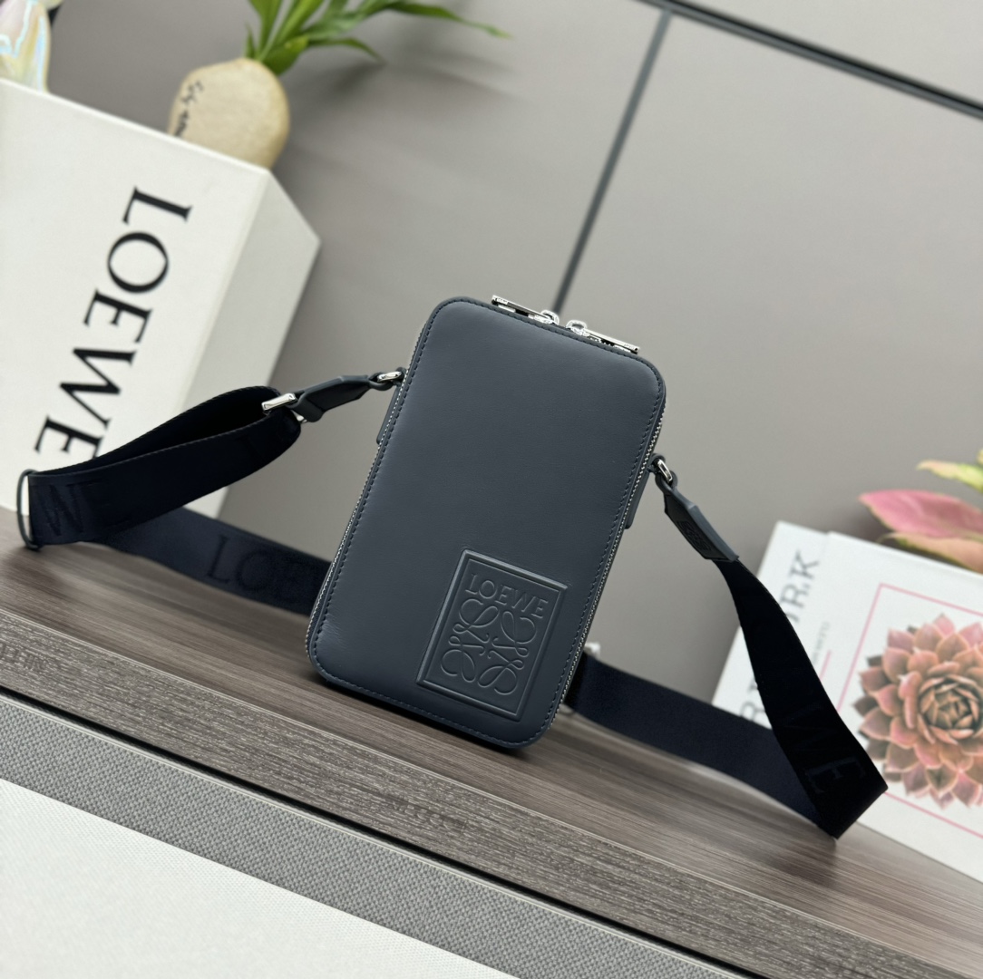 NO:342806,LOw new satin cowhide vertical crossbody pouch practical wearable pouch with double zipper closure and lo*ewe Anagram embossed patch. This version is made of satin cowhide.*cross body*adjust lo*ewe webbing* insert bag and leather clips ·herring cotton canvas lining* Model 062373 Size:11*3.7*18CM (with full package), men's postage bag, cowhide19860909LOw新款缎面牛皮革垂直斜挎小袋 实用穿戴小袋,配有双拉链开合和 lo*ewe Anagram 压纹贴片.此版本采用缎面牛皮革制成.*斜挎*调节lo*ewe织带*插袋和皮革卡位·人字纹棉质帆布衬里* 型号062373 Size:11*3.7*18CM（配全套包装）,男款邮差包,cowhide,Bag