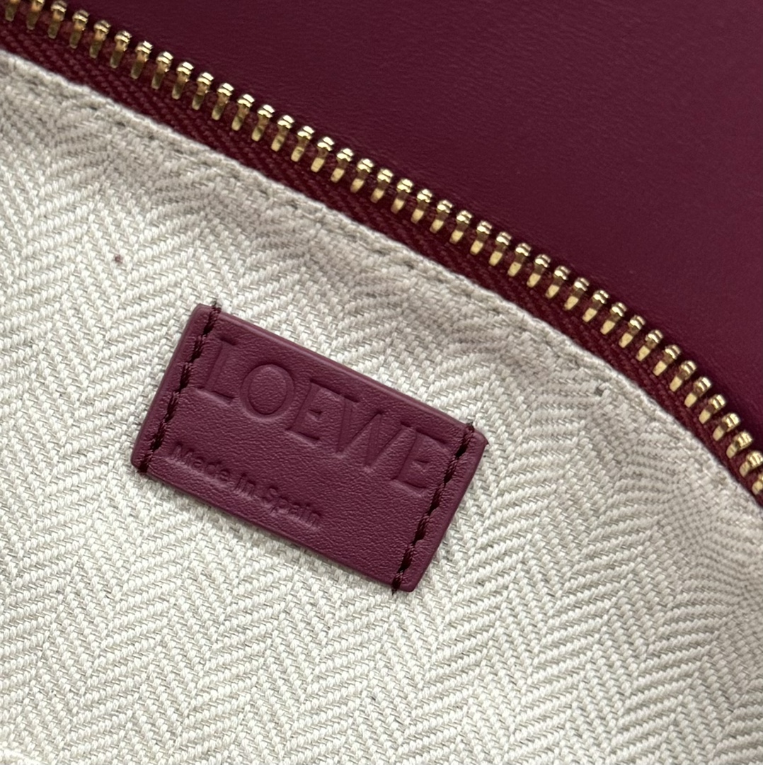 L⊚℮w℮🌟新款🆕小号柔软牛皮革Puzzle手袋𝑳家🆕推出的首次亮相手提包*长方体形状和精确的切割技术创