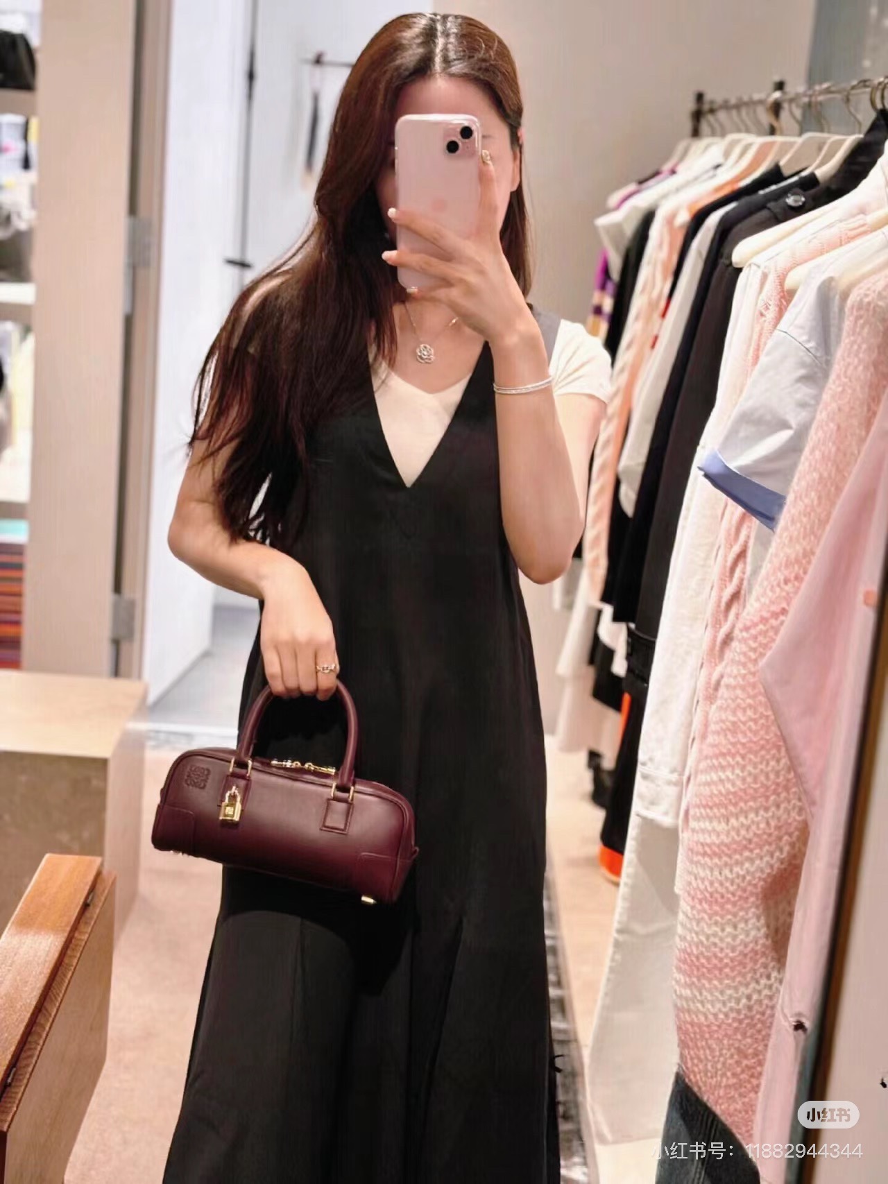 NO:583907,The new limited edition bowling bag is so beautiful!  The color is quite special (Gundy red), Loewe, loewe19860909新款限定保龄球包 太好看啦！颜色相当特别（艮第红）,罗意威,loewe,Bag