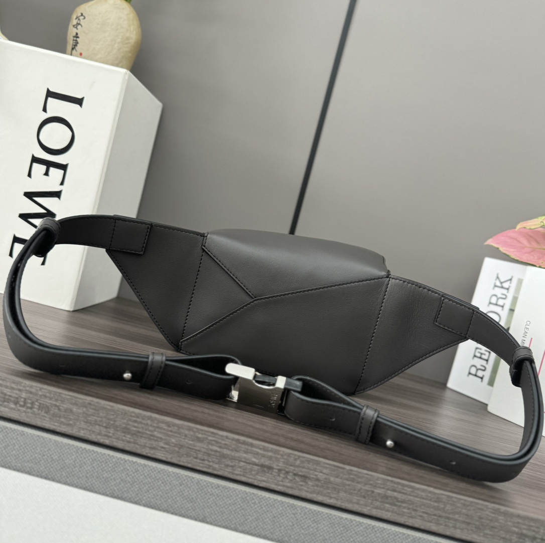 LOEWE Puzzle Mini Leather Belt Bag, Geometric Design, Adjustable Strap 5 i1730218692 2637 8