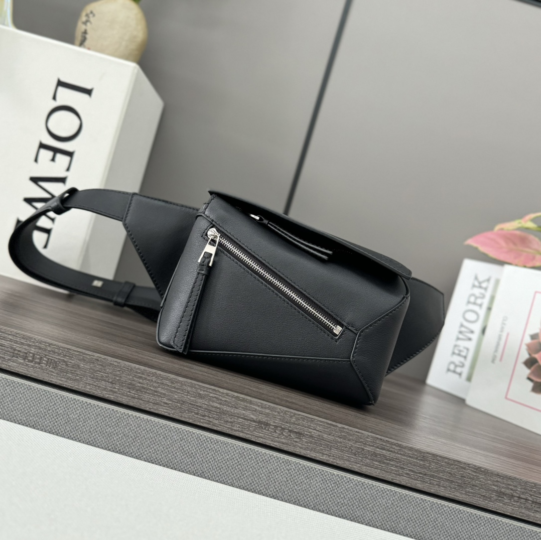 NO:192745,Lw New version and new mini classic cowhide leather Puzzle waist bag * rectangular shape and precise cutting technology create Puzzle unique geometric lines * This mini waist bag is made of classic cowhide leather, shoulder or crossbody * adjustable shoulder strap, paired with carved L*OEW metal tower buckle * zipper closure, cowhide zipper head * one exterior zipper bag * herringbone cotton canvas lining * Anagram embossed size: 17.5*7.5*11.5CM Model 052343 (with full package), breast bag men's handbag breast bag waist bag, cowhide19860909Lw 新版本新款 mini经典牛皮革 Puzzle 腰包*长方体形状和精确的切割技术创造了 Puzzle 别具一格的几何线条*此迷你腰包采用经典牛皮革制成,肩背或斜挎*可调节肩带,搭配携刻L*OEW金属塔扣*拉链开合,牛皮革拉链头*一个外部拉链袋*人字纹棉质帆布衬*Anagram 压纹 size:17.5*7.5*11.5CM 型号052343（配全套包装）,胸包男士手包 胸包 腰包,cowhide,Bag