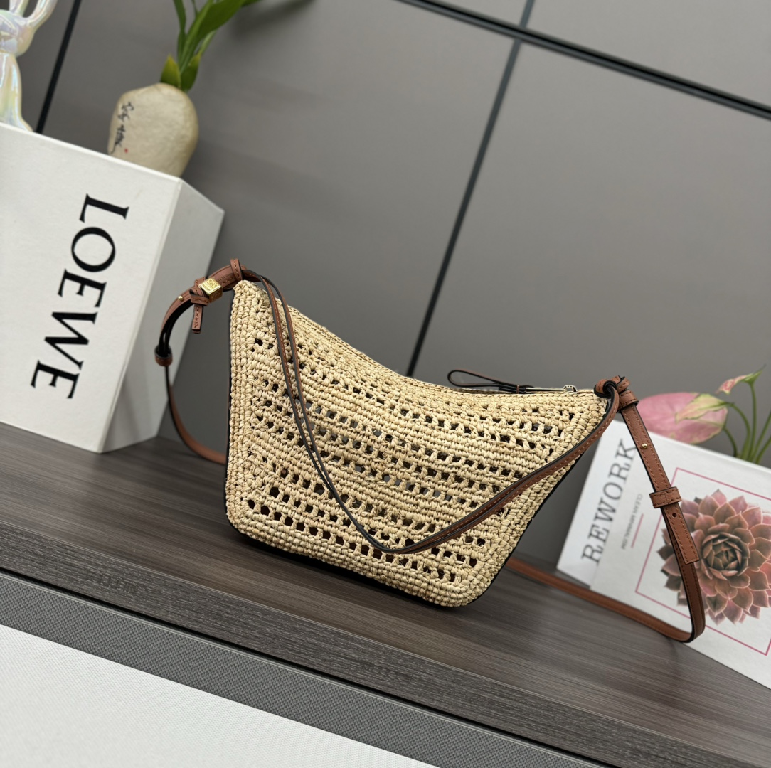 【LOEWE罗意威】新款拉菲草和牛皮革 Hammock Hobo，是一款符...