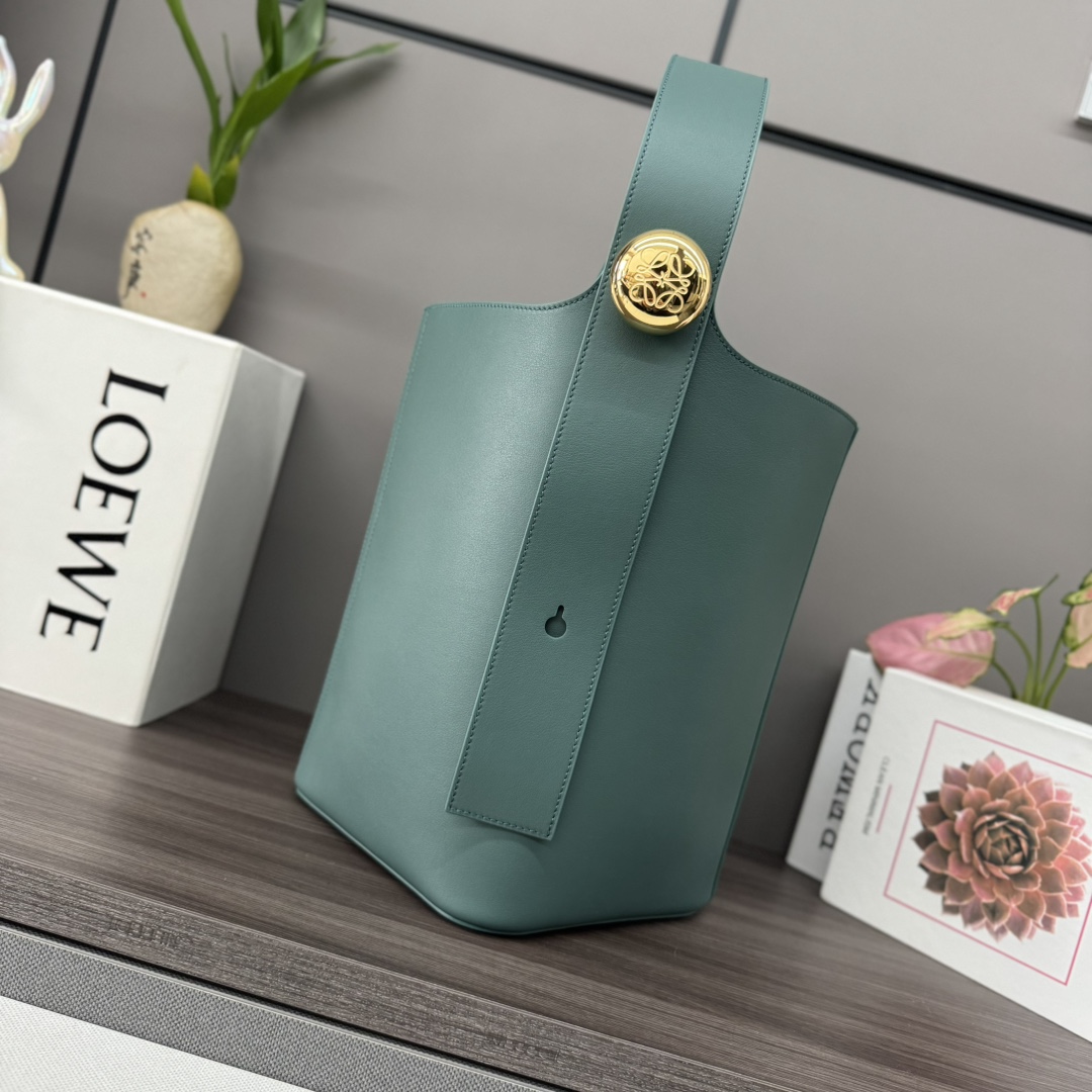 NO:342930,Lw medium soft cowhide leather Pebble Bucket Bucket Bag cleverly blends pure simple lines with eye-catching design style to create a unique and innovative handbag design. The marking Anagram engraving hardware combines decorative and practical functions, adjusts the strap length and is suitable for a variety of carrying methods, and the unique twisted structure complements the delicate details. This medium version is made of soft cowhide leather. Crossbody* shoulder back or hand-held* adjustable removable shoulder strap* magnetic buckle closure* internal pocket* synthetic leather lining* Anagram engraving pebbles. size: 24.5*23.5*28CM Model 062341, new model      Pebble Bucket Bucket Bag, cowhide19860909Lw中号柔软牛皮革Pebble Bucket水桶包 将纯粹的简约线条与瞩目设计风格巧妙融合,造就别具一格的创新的手袋设计.标记性的Anagram雕刻五金件兼具装饰和实用功能,可调节肩带长度并适合多种携带方式,独特的扭曲结构与微妙的细节相得益彰.此中号版本采用柔软牛皮革制成.可斜挎*肩背或手提*可调节可拆卸肩带*磁扣开合*内部口袋*合成革衬里*Anagram雕刻卵石. size:24.5*23.5*28CM 型号062341,新款    Pebble Bucket水桶包,c,Bag