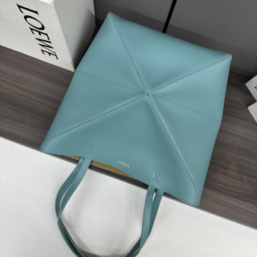 L⊚℮w℮新款🆕小号 亮面牛皮革 Puzzle Fold Tote采用标志性包袋的标志性几何线条，并通过