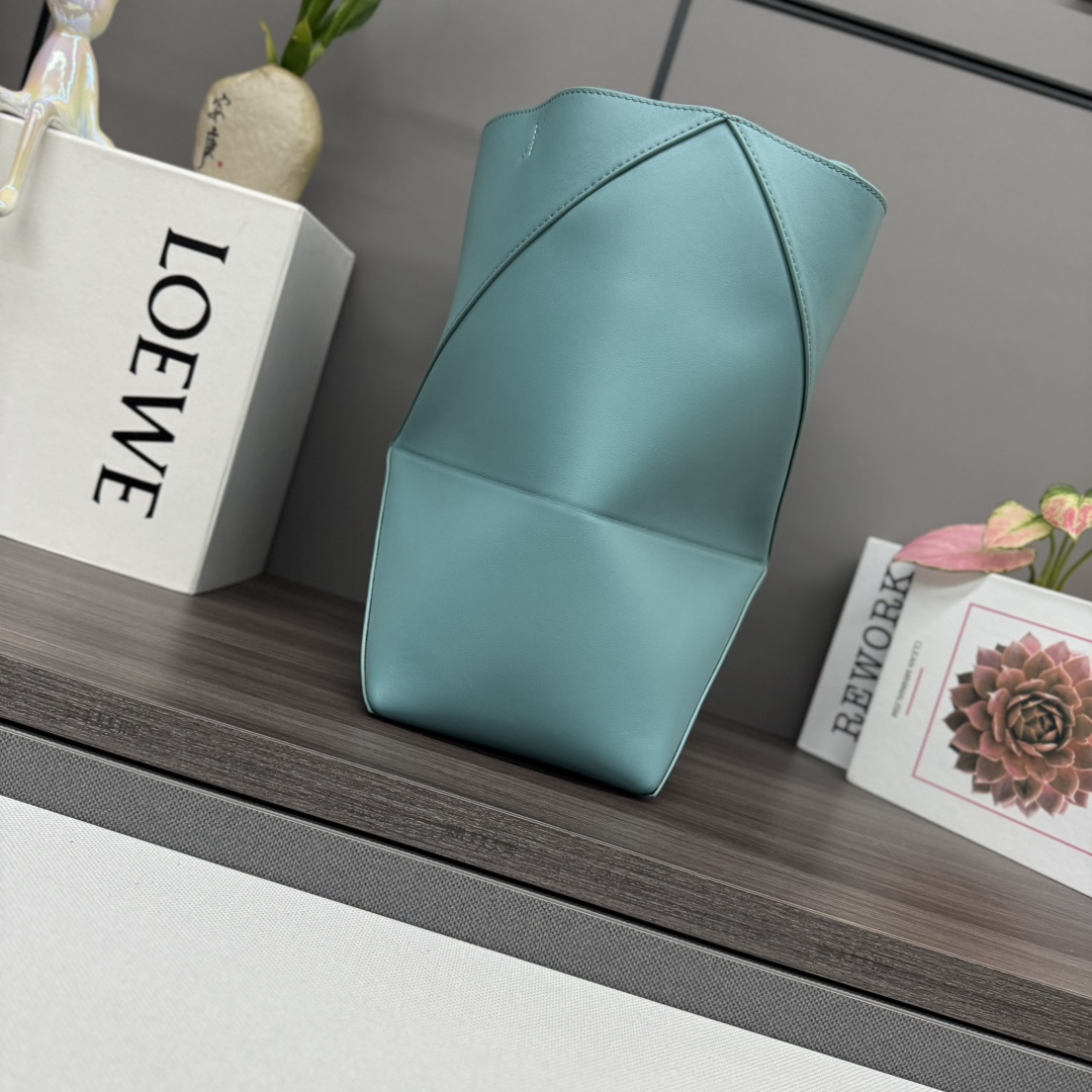 L⊚℮w℮新款🆕小号 亮面牛皮革 Puzzle Fold Tote采用标志性包袋的标志性几何线条，并通过