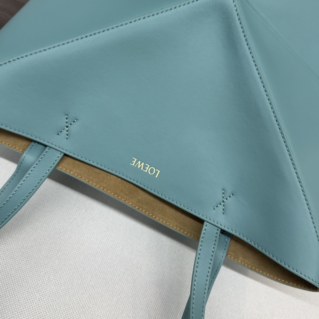 L⊚℮w℮新款🆕小号 亮面牛皮革 Puzzle Fold Tote采用标志性包袋的标志性几何线条，并通过