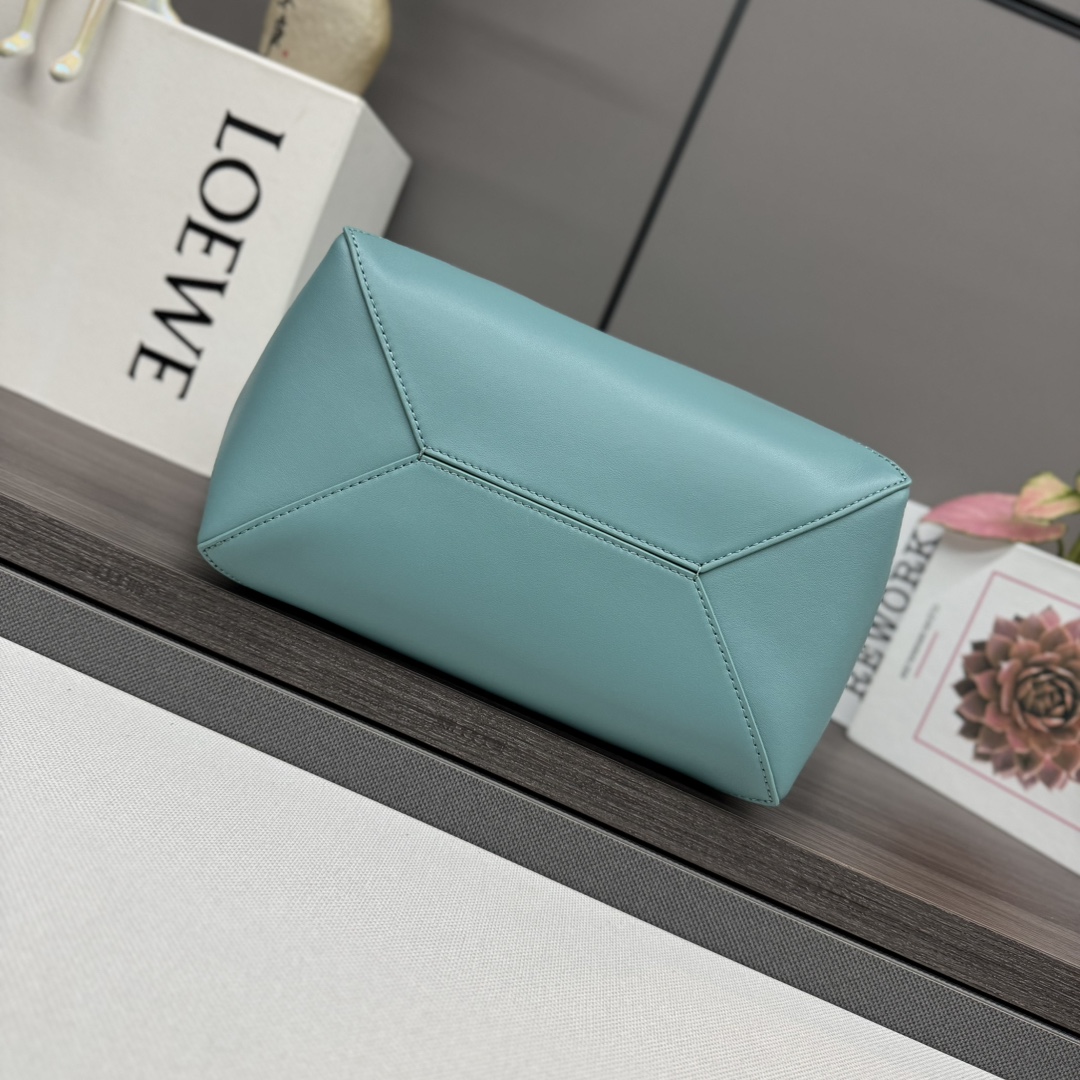 L⊚℮w℮新款🆕小号 亮面牛皮革 Puzzle Fold Tote采用标志性包袋的标志性几何线条，并通过