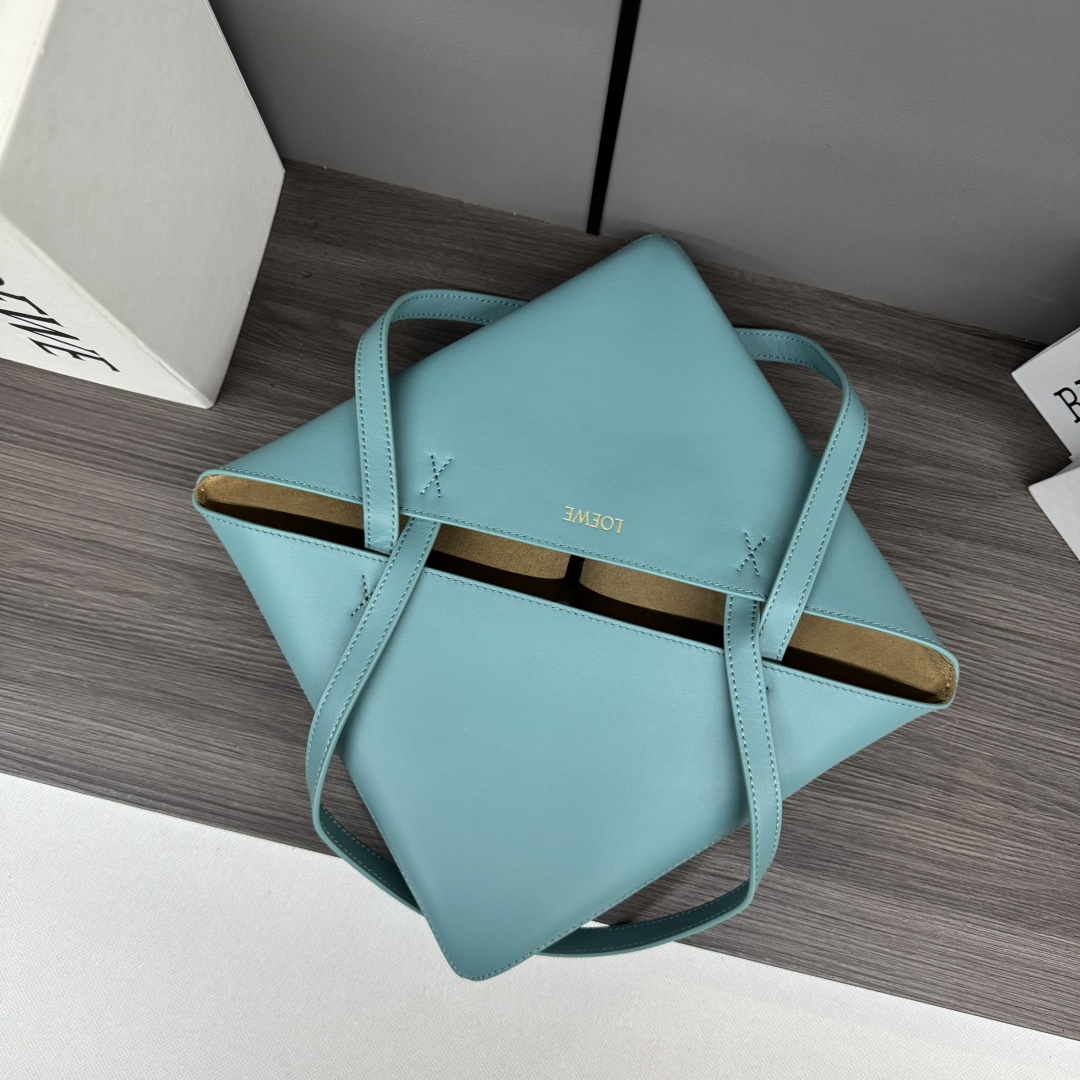 L⊚℮w℮新款🆕小号 亮面牛皮革 Puzzle Fold Tote采用标志性包袋的标志性几何线条，并通过