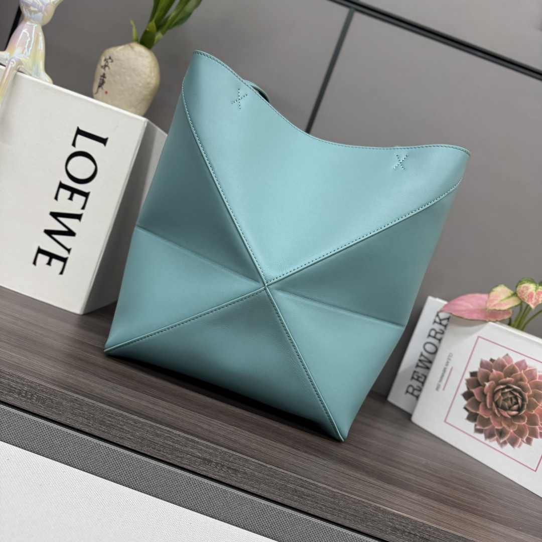 L⊚℮w℮新款🆕小号 亮面牛皮革 Puzzle Fold Tote采用标志性包袋的标志性几何线条，并通过