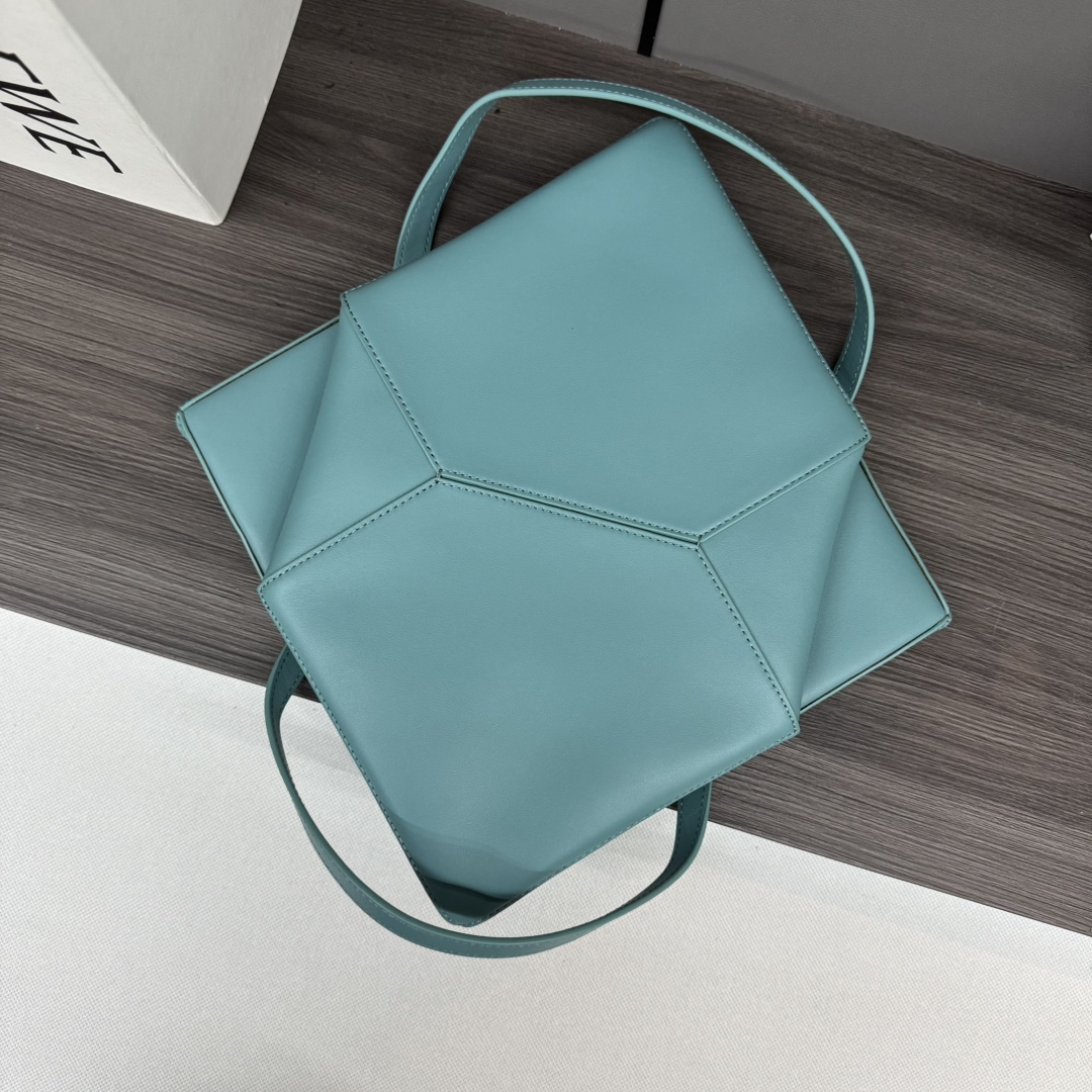 L⊚℮w℮新款🆕小号 亮面牛皮革 Puzzle Fold Tote采用标志性包袋的标志性几何线条，并通过