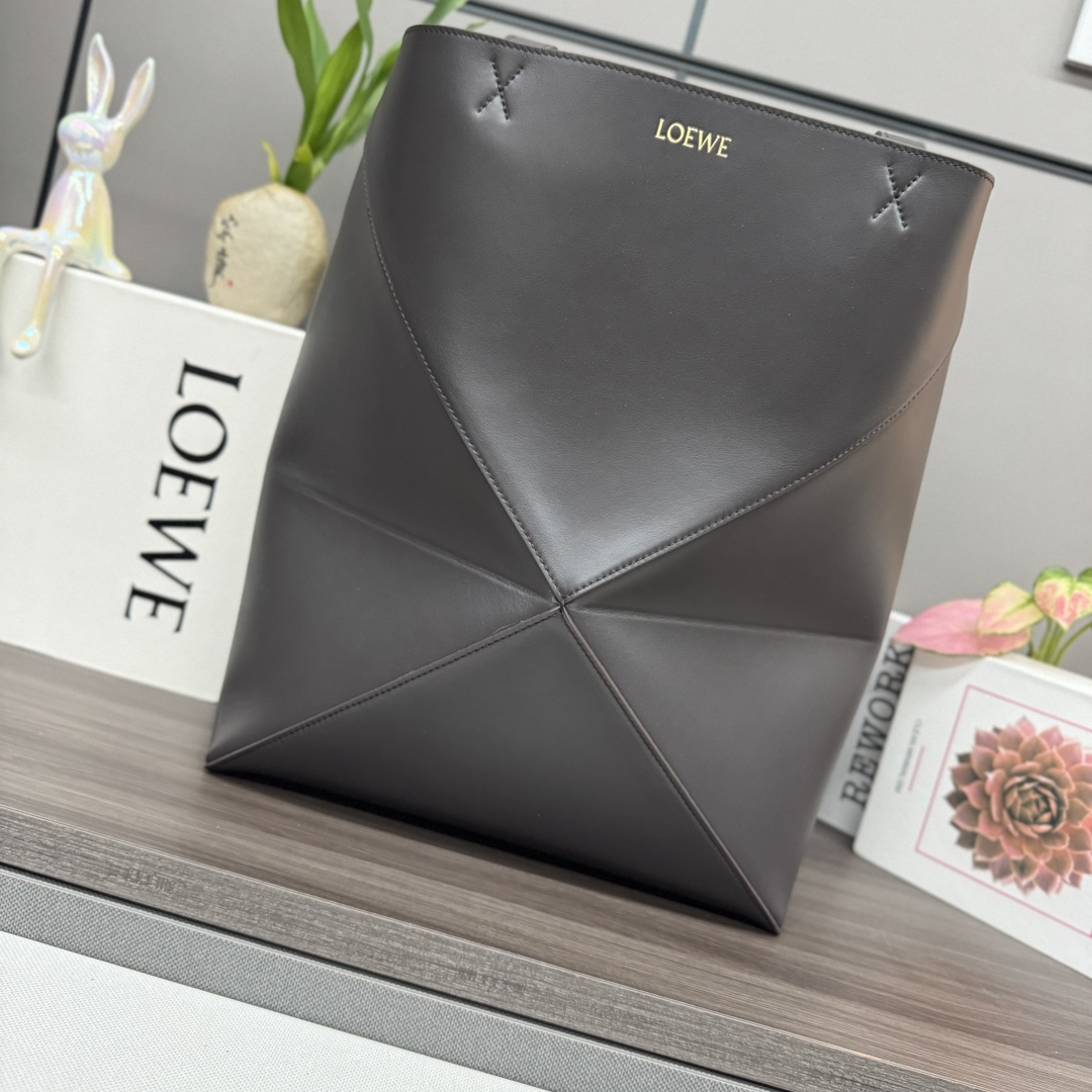 NO:532448,Lw new large-size shiny cowhide leather Puzzle Fold handbag draws inspiration from the geometric lines of the brand's classic handbag series, reinterprets it with inlays rich in geometric architectural aesthetics, and can be completely folded. It can be regarded as a travel companion. The brand uses creativity to create soft and light handbags, paired with low-key and elegant iconic geometric lines using the iconic bag, and Lw brand logo, shoulder or hand-held suede lining Lw gold stamping. size42*18*41CＭ Model 052321, folding bag Puzzle Fold Tote,cowhide19860909Lw新款大号亮面牛皮革 Puzzle Fold 手袋从品牌经典手袋系列的几何线条汲取灵感,以富含几何建筑美感的镶片重新诠释,能够完全折叠. 可谓旅行良伴 .品牌运用创意巧思打造柔软轻盈的手袋 ,搭配低调雅致的采用标志性包袋的标志性几何线条,并Lw品牌标志,肩背或手提 绒面革衬里Lw烫金. size42*18*41CＭ 型号052321,折叠包Puzzle Fold Tote,cowhide,Bag