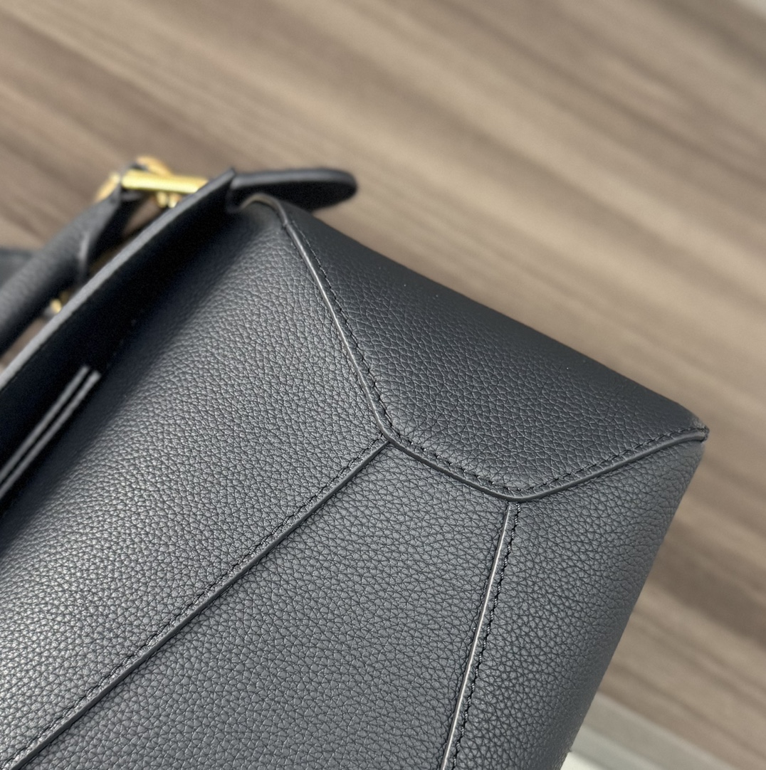 L⊚℮w℮🌟新版本🆕 小号柔软粒面牛皮革Puzzle Edge手袋𝑳家🆕推出的首次亮相手提包*长方体形状