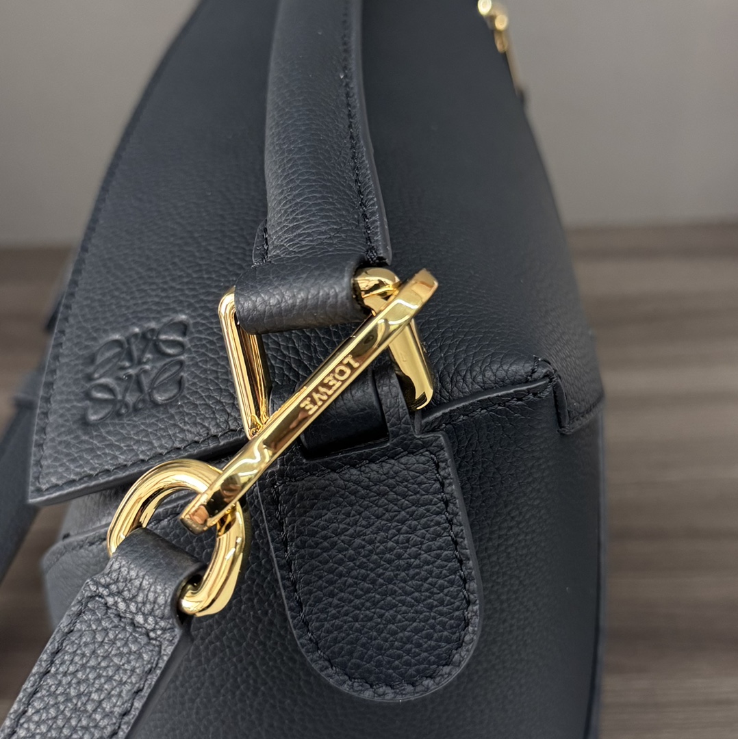 L⊚℮w℮🌟新版本🆕 小号柔软粒面牛皮革Puzzle Edge手袋𝑳家🆕推出的首次亮相手提包*长方体形状