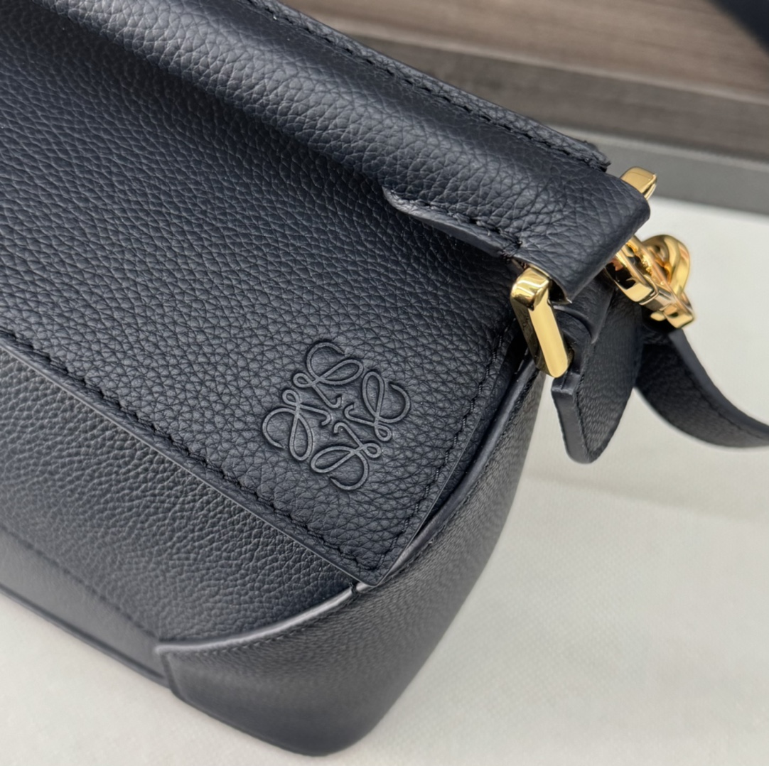 L⊚℮w℮🌟新版本🆕 小号柔软粒面牛皮革Puzzle Edge手袋𝑳家🆕推出的首次亮相手提包*长方体形状