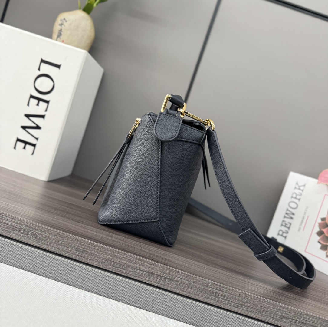 L⊚℮w℮🌟新版本🆕 小号柔软粒面牛皮革Puzzle Edge手袋𝑳家🆕推出的首次亮相手提包*长方体形状