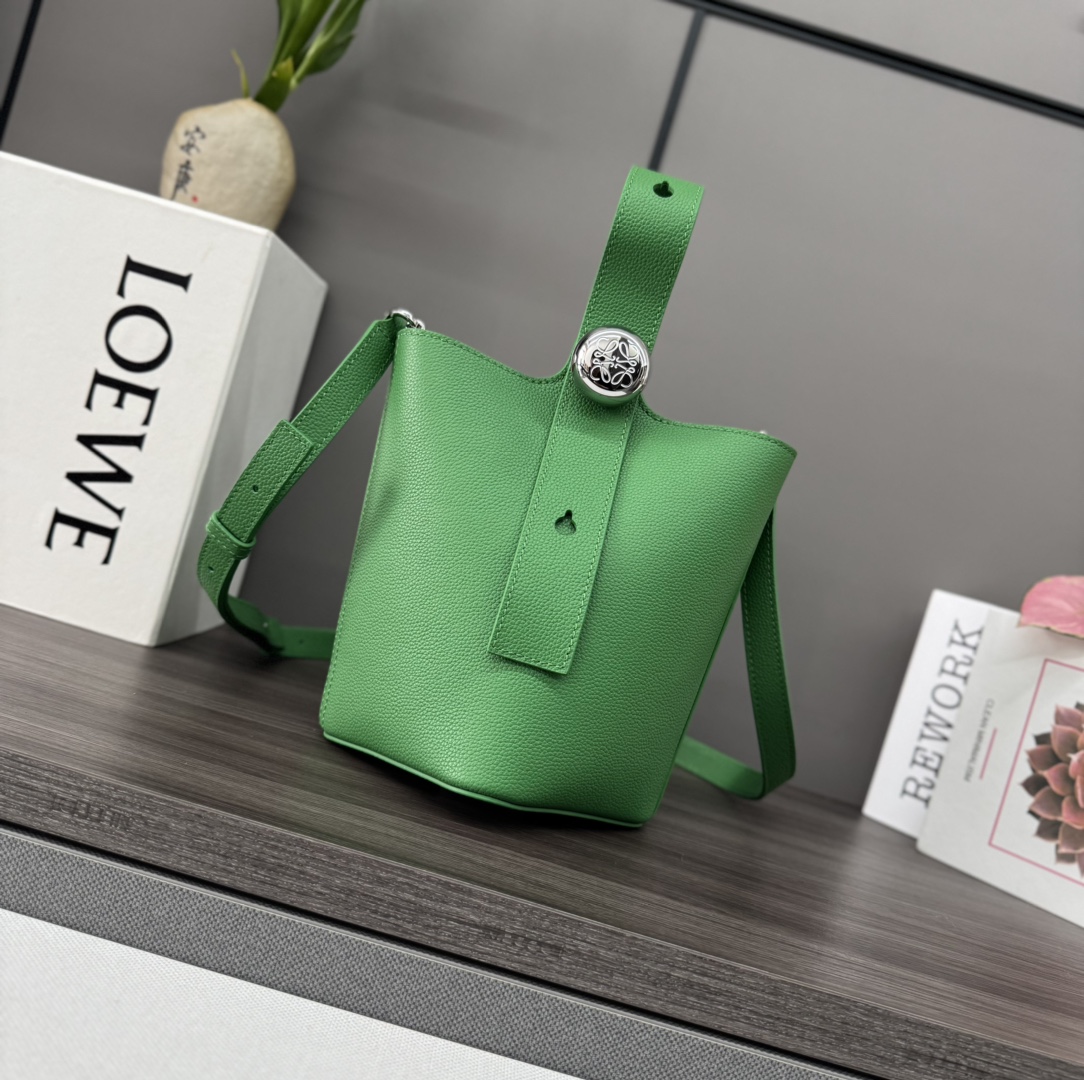 NO:342966,Lwmini Soft Grain Cowhide Leather Pebble Bucket Bucket Bag Clever Combines pure simple lines with eye-catching design style to create a unique and innovative handbag design. The marking Anagram engraving hardware combines decorative and practical functions, adjusts the strap length and is suitable for a variety of carrying methods, and the unique twisted structure complements the delicate details. This mini version is made of soft grain cowhide. Crossbody* shoulder or hand-held* adjustable removable shoulder strap* magnetic buckle closure* internal pocket* synthetic leather lining* Anagram engraving pebbles. size: 16*16*19.5CM Model 062342 (with full package), new model      Pebble Bucket Bag, cowhide19860909Lwmini柔软粒面牛皮革Pebble Bucket水桶包 将纯粹的简约线条与瞩目设计风格巧妙融合,造就别具一格的创新的手袋设计.标记性的Anagram雕刻五金件兼具装饰和实用功能,可调节肩带长度并适合多种携带方式,独特的扭曲结构与微妙的细节相得益彰.此mini版本采用柔软粒面牛皮革制成.可斜挎*肩背或手提*可调节可拆卸肩带*磁扣开合*内部口袋*合成革衬里*Anagram雕刻卵石. size:16*16*19.5CM 型号062342（配全套包装）,新款    Pebble Bucket水桶包,c,Bag