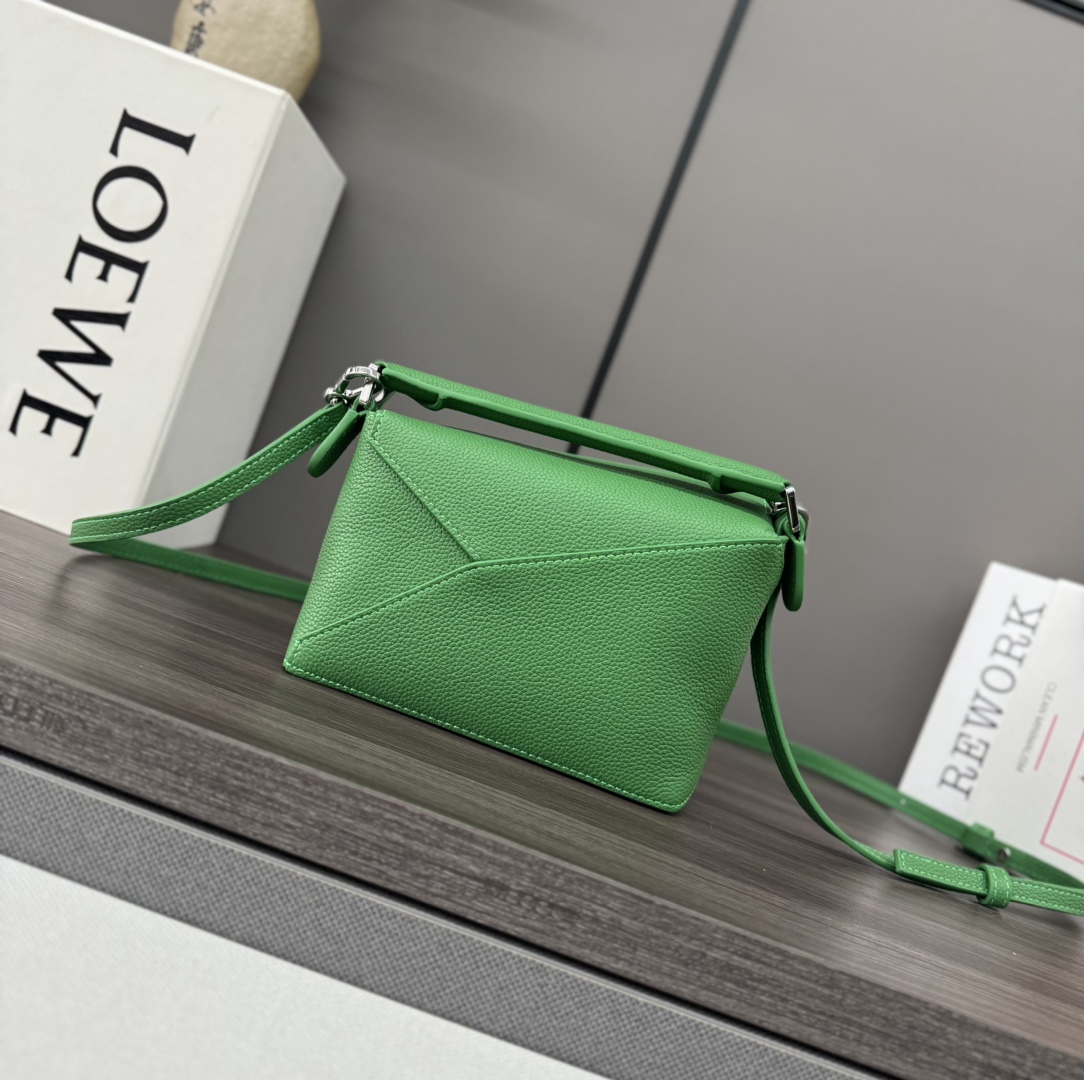 Loewe L⊚℮w℮ 柔软粒面牛皮革Puzzle
