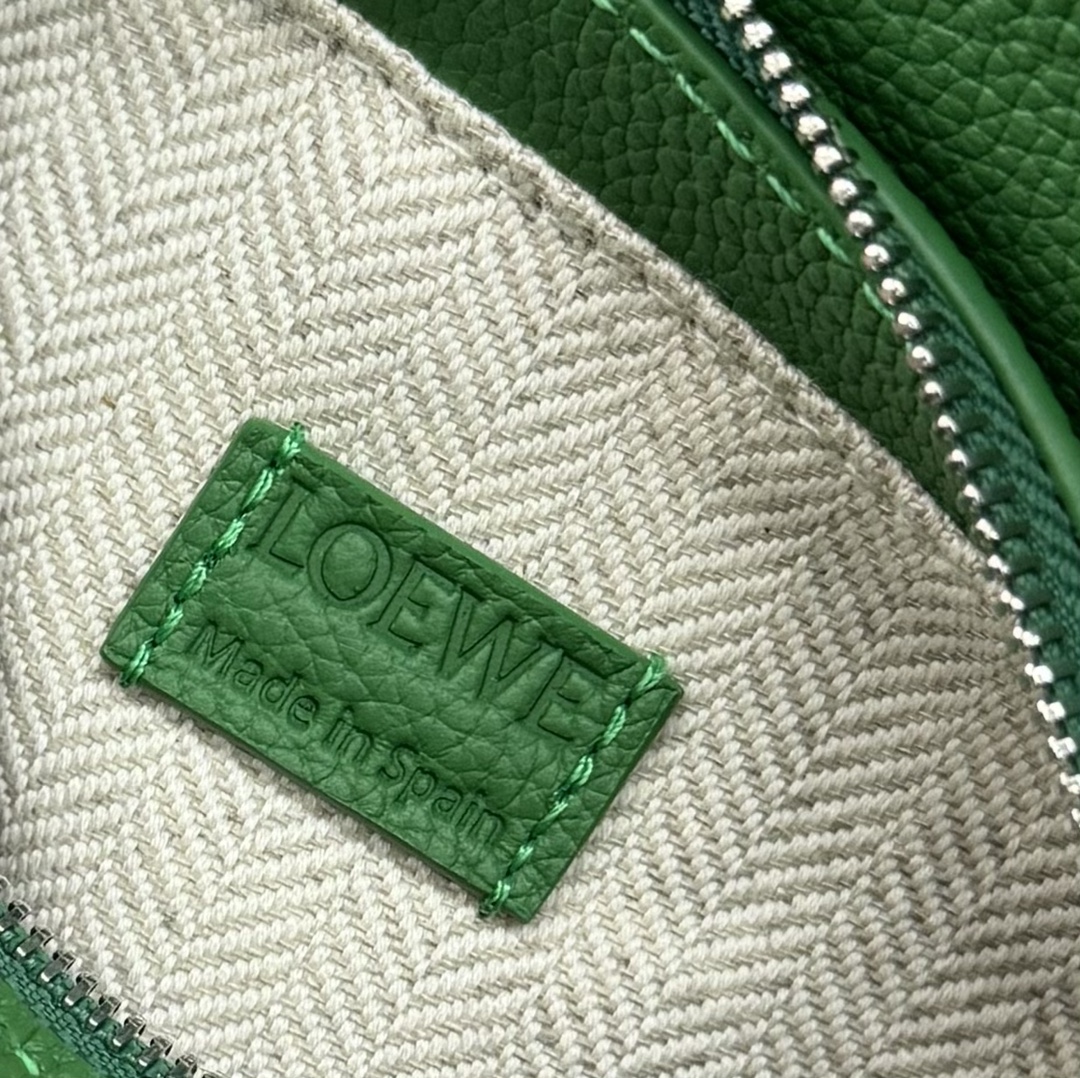 Loewe L⊚℮w℮ 柔软粒面牛皮革Puzzle
