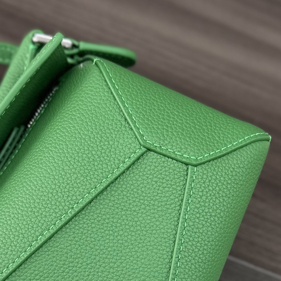 Loewe L⊚℮w℮ 柔软粒面牛皮革Puzzle