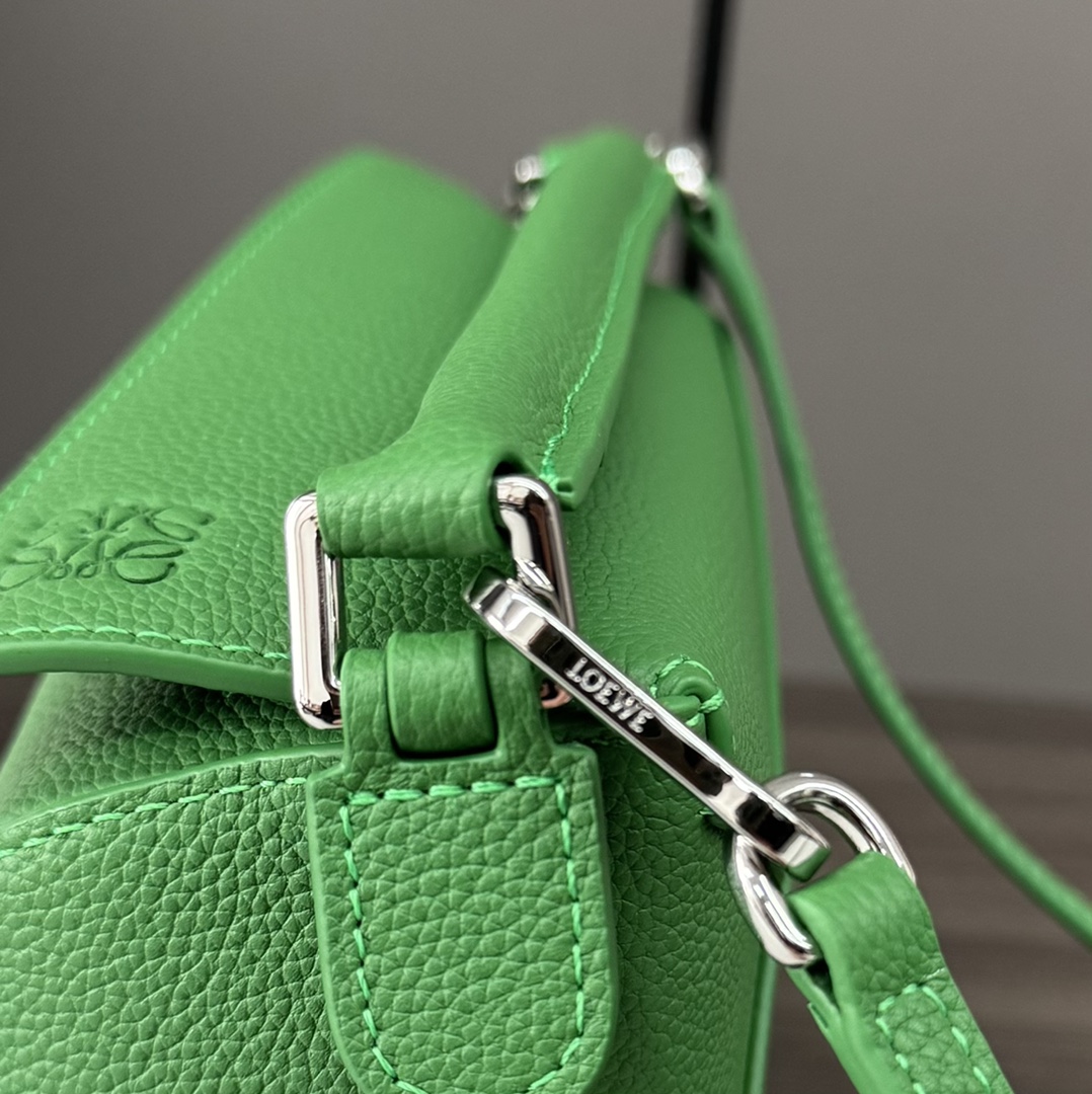 Loewe L⊚℮w℮ 柔软粒面牛皮革Puzzle