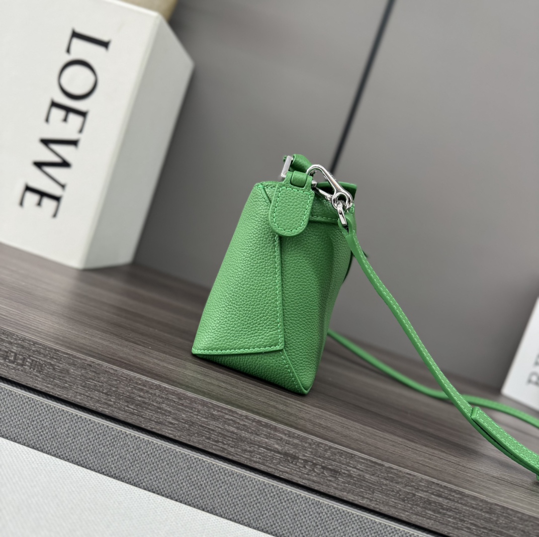 Loewe L⊚℮w℮ 柔软粒面牛皮革Puzzle
