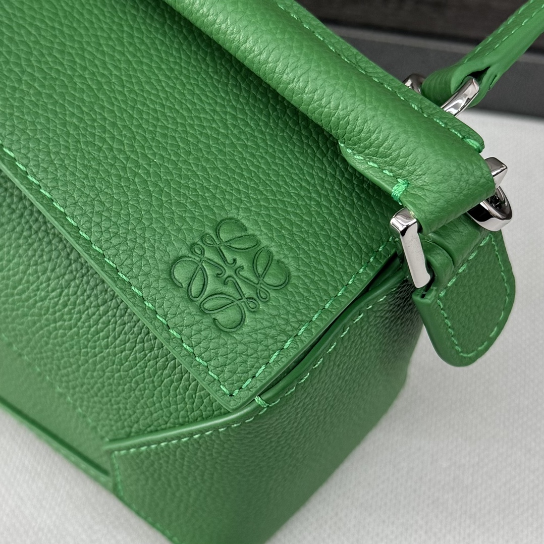 Loewe L⊚℮w℮ 柔软粒面牛皮革Puzzle