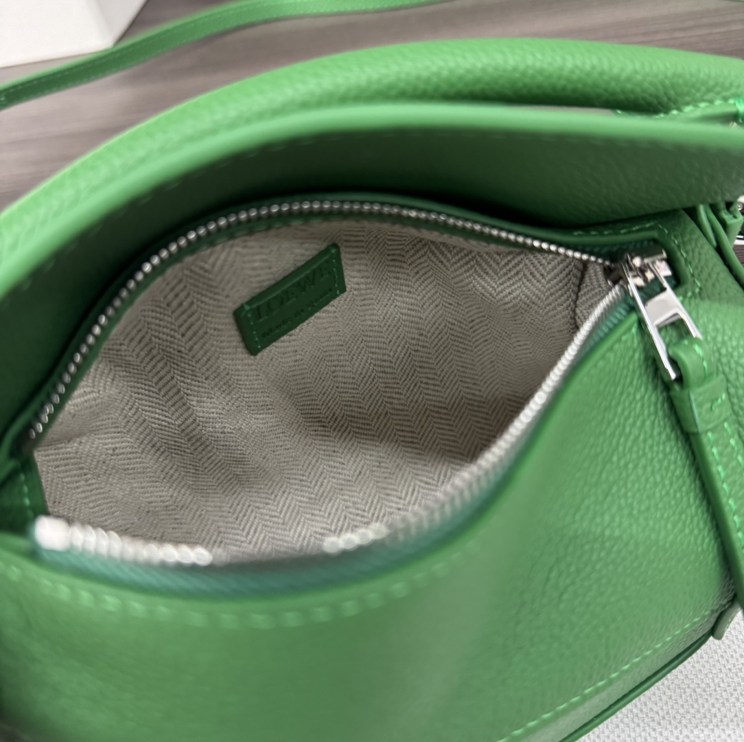 Loewe L⊚℮w℮ 柔软粒面牛皮革Puzzle
