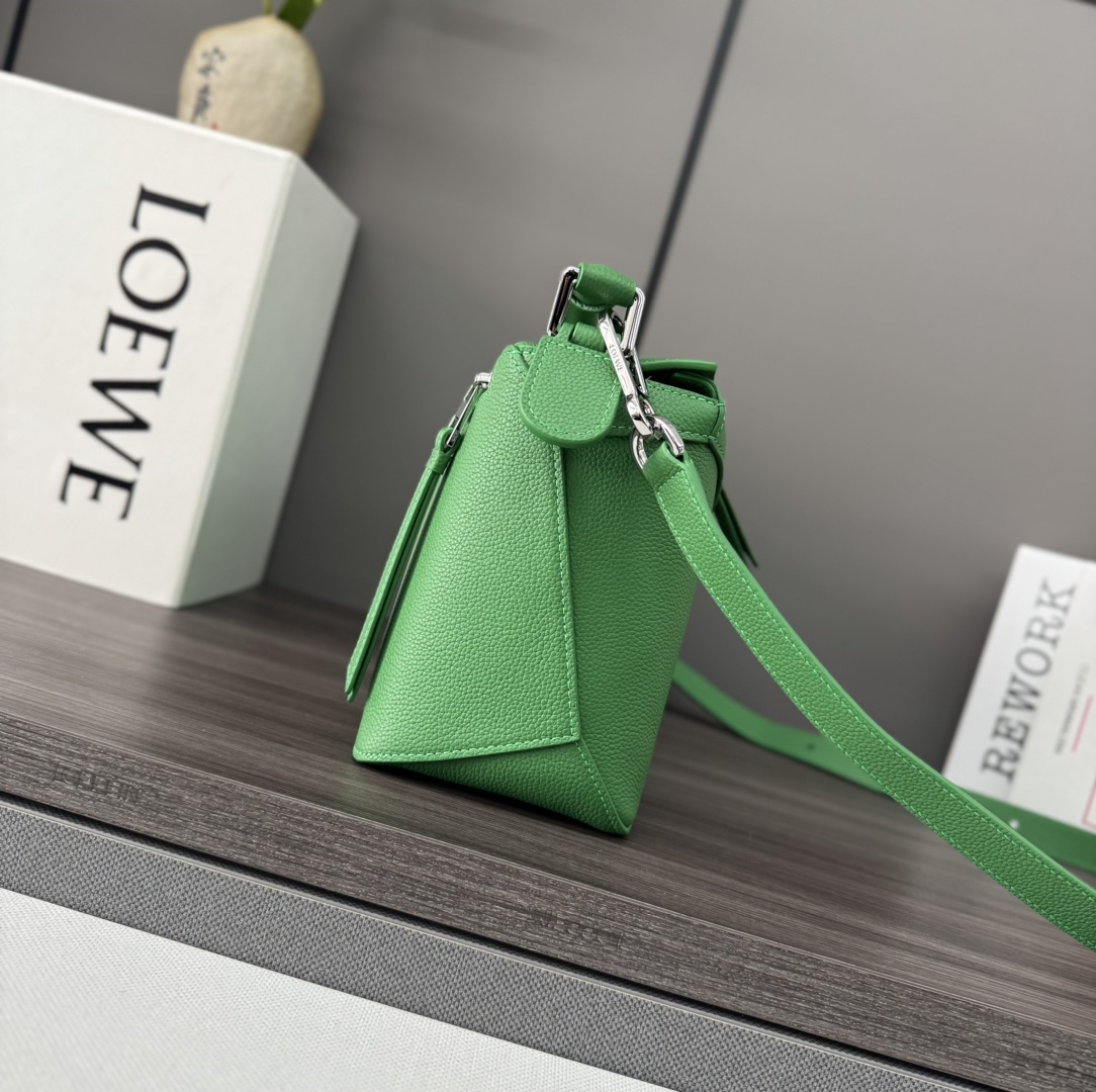 L⊚℮w℮🌟新版本🆕 小号柔软粒面牛皮革Puzzle Edge手袋𝑳家🆕推出的首次亮相手提包*长方体形状