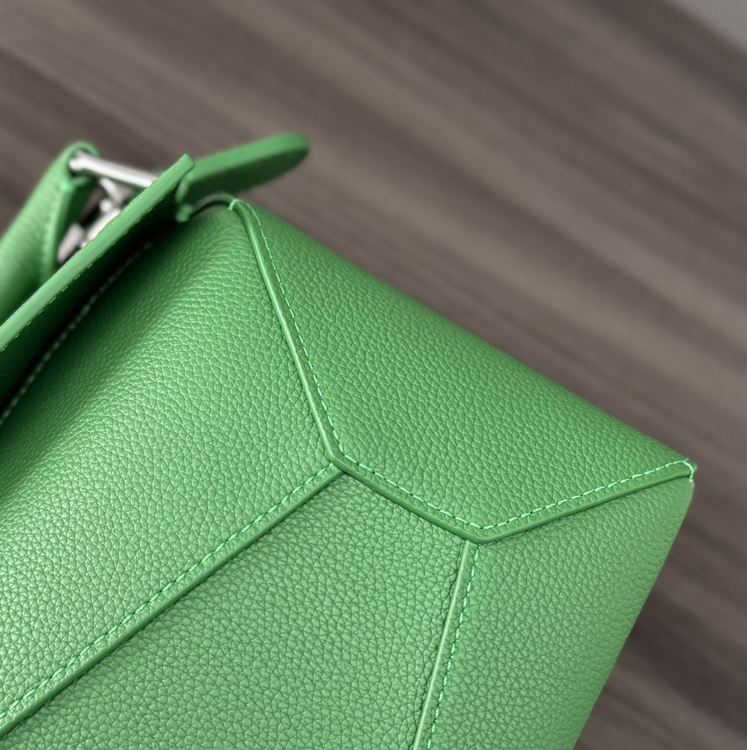 L⊚℮w℮🌟新版本🆕 小号柔软粒面牛皮革Puzzle Edge手袋𝑳家🆕推出的首次亮相手提包*长方体形状