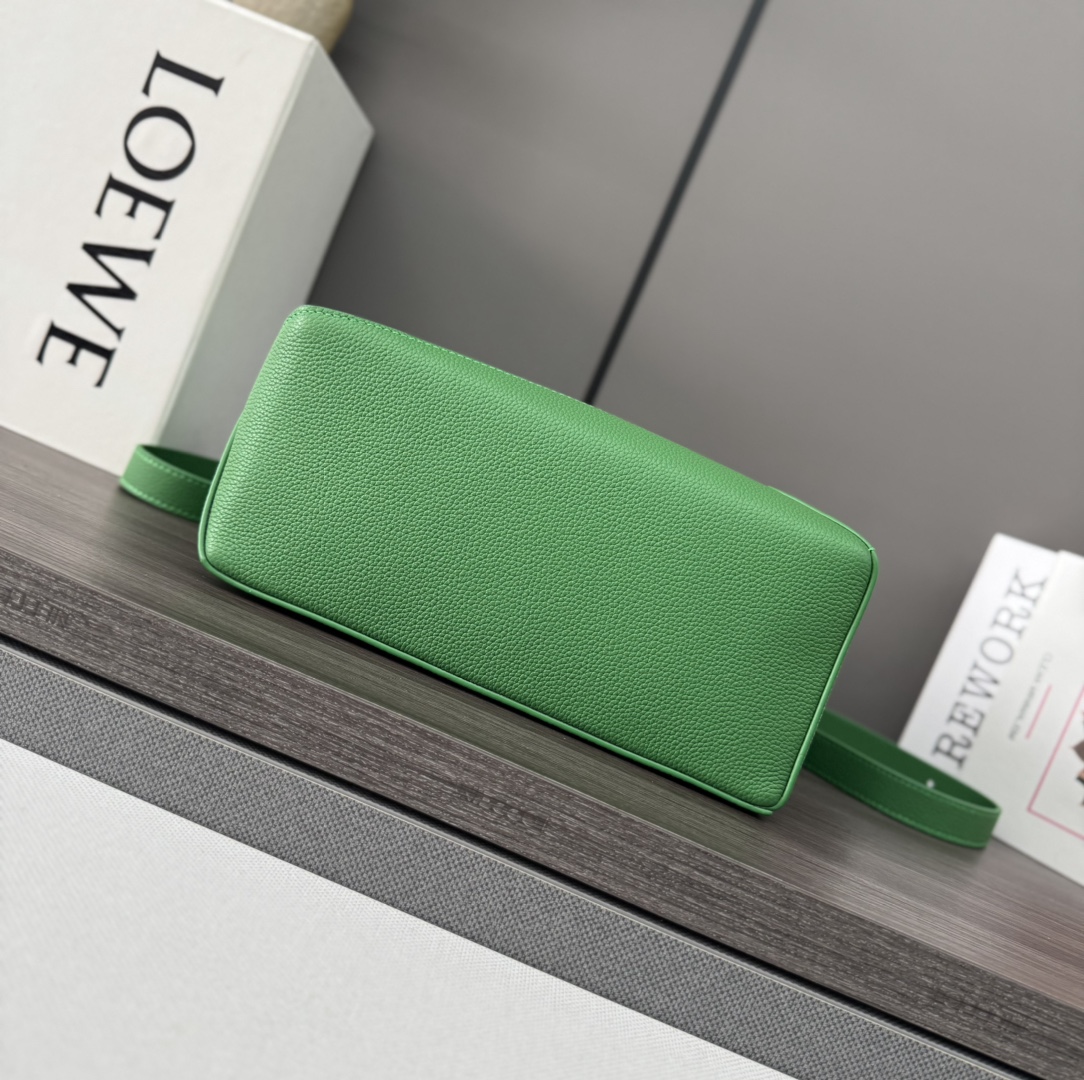 L⊚℮w℮🌟新版本🆕 小号柔软粒面牛皮革Puzzle Edge手袋𝑳家🆕推出的首次亮相手提包*长方体形状