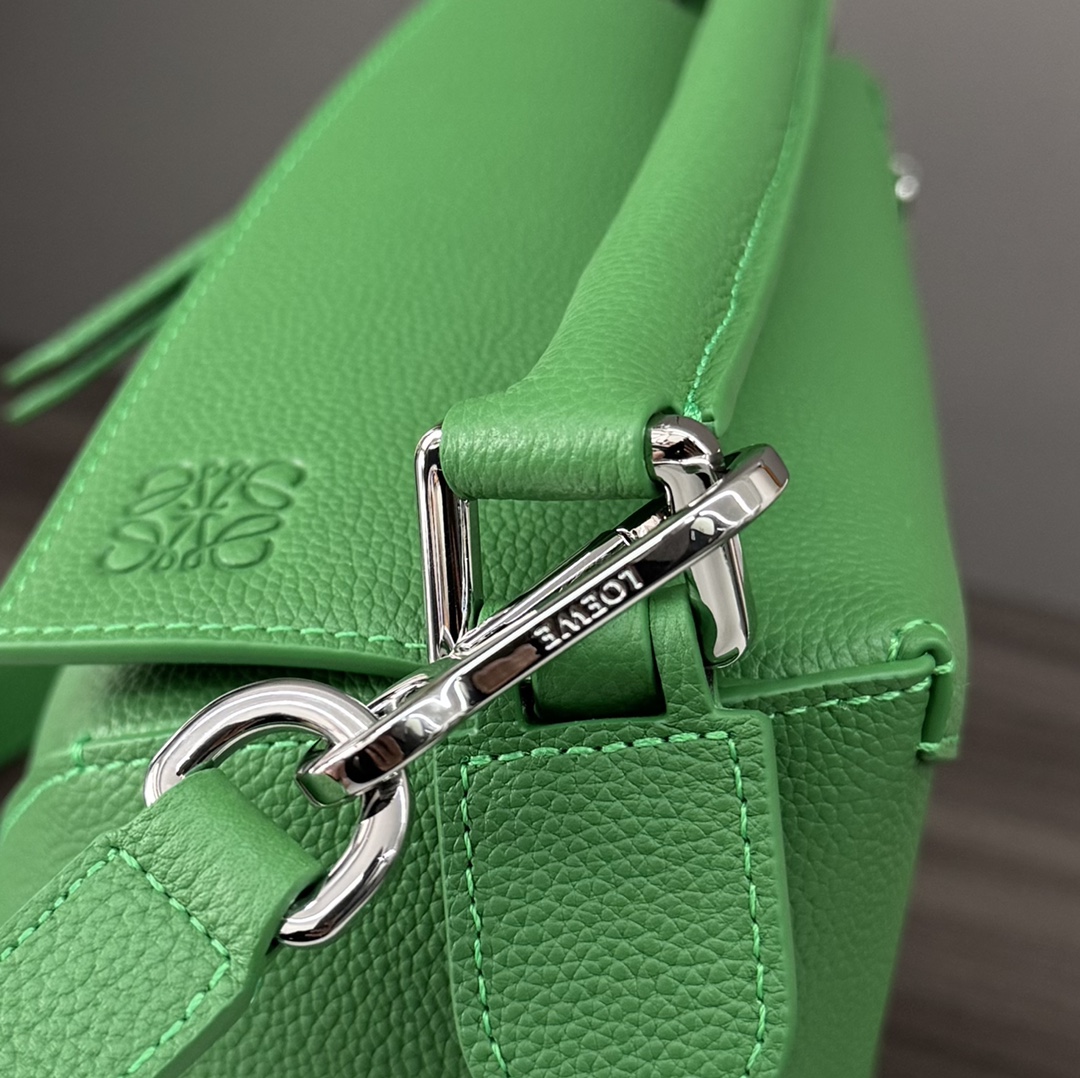 L⊚℮w℮🌟新版本🆕 小号柔软粒面牛皮革Puzzle Edge手袋𝑳家🆕推出的首次亮相手提包*长方体形状