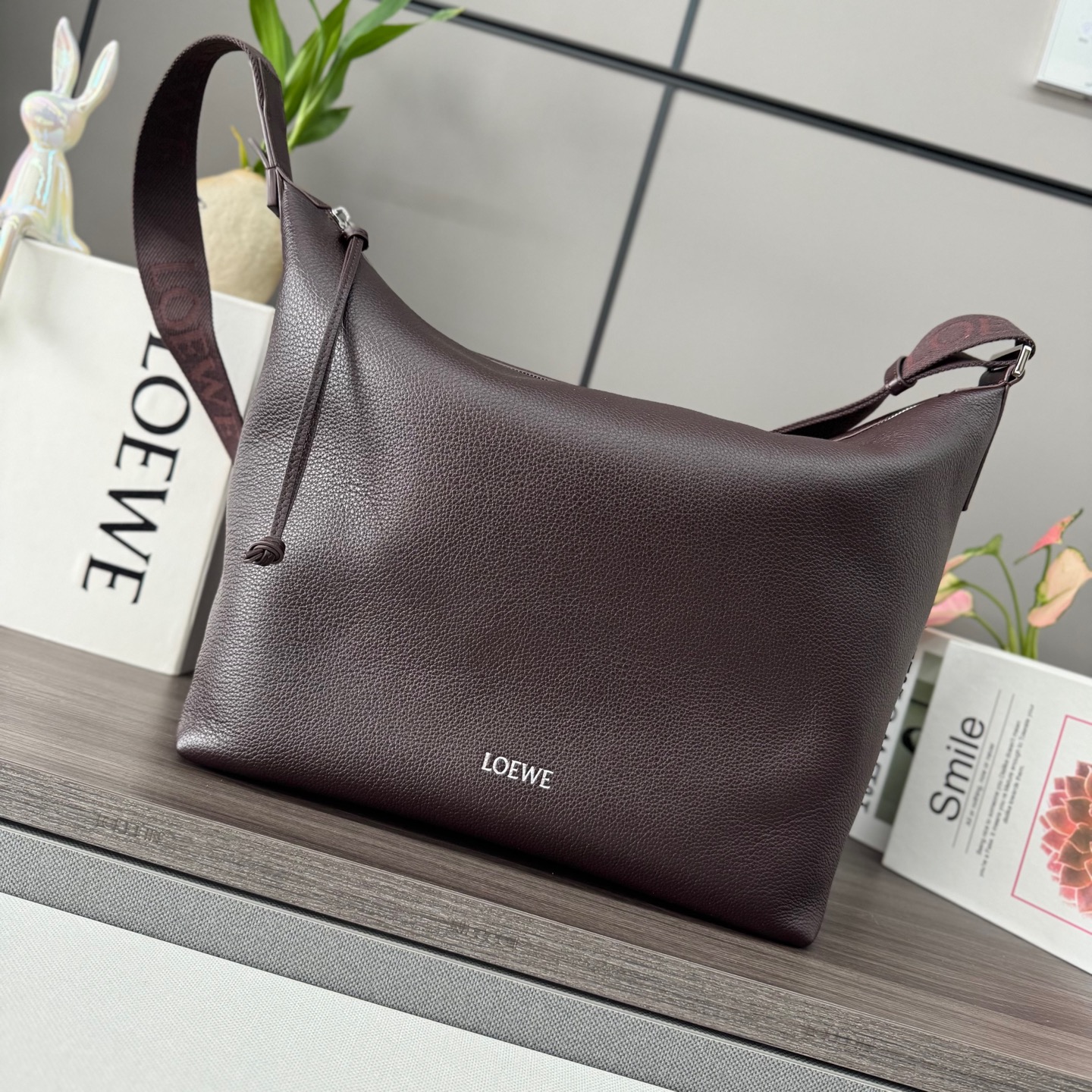 NO:192277,LOw new soft grain cowhide leather crossbody bag. It is a spacious and soft handbag that can easily adapt to the body shape. It can hold a 13-inch laptop, crossbody, shoulder bag, adjustable LOw webbing * zipper opening and closing, cowhide zipper head * one internal insert bag. Suede lining * LOw silver hot stamping. size44*30*18cm Model 062440, men's postal bag, satchels, crossbody bags, cowhide19860909LOw新款柔软粒面牛皮革 斜挎包.是一款宽敞且柔软的手袋*可轻松适应体形.可放13寸笔记本电脑,可斜挎、可肩包*调节里LOw织带*拉链开合,牛皮革拉链头*一个内部插袋.绒面隔衬里*LOw烫银. size44*30*18cm 型号062440,男款邮差包,satchels,crossbody bags,cowhide,Bag