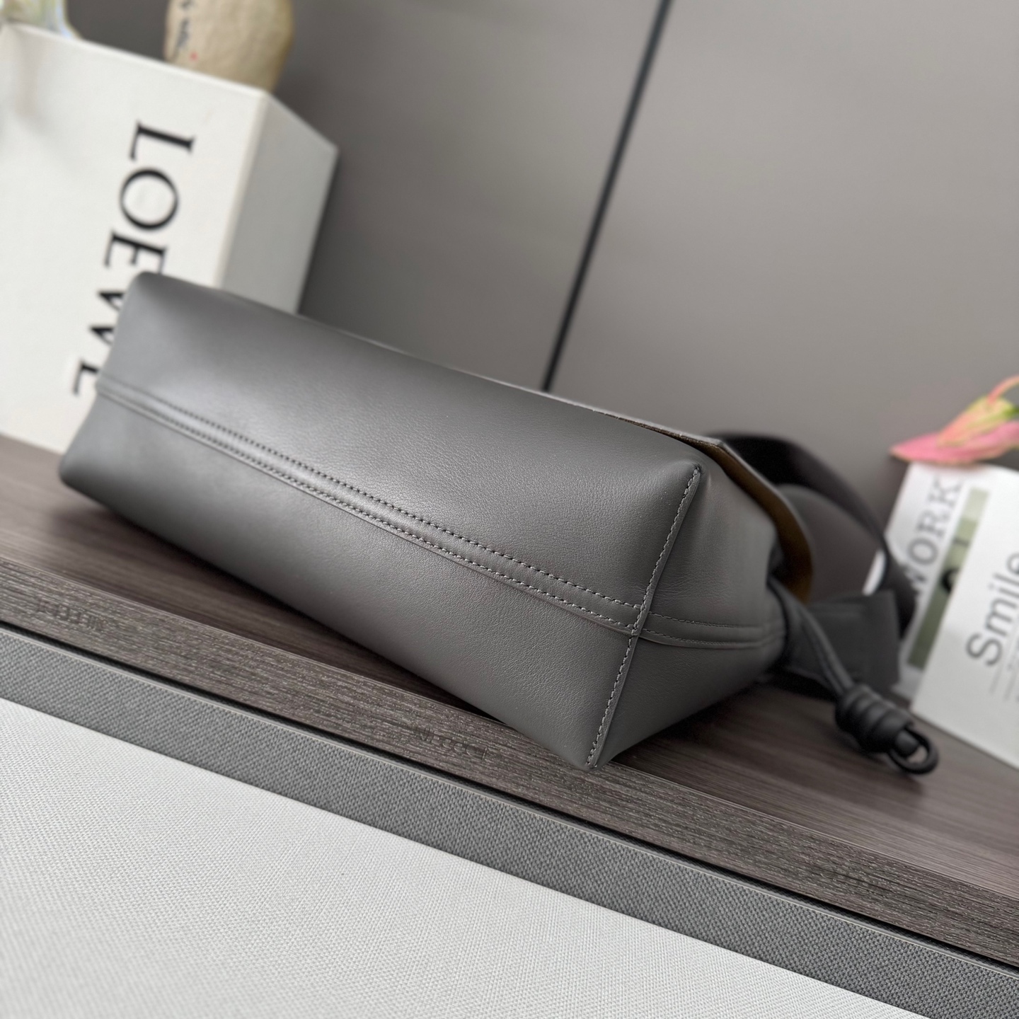 Loewe LO℮w℮ satchel邮差包 这款手袋将 Flamenco 手袋重新设计为实用的斜挎包