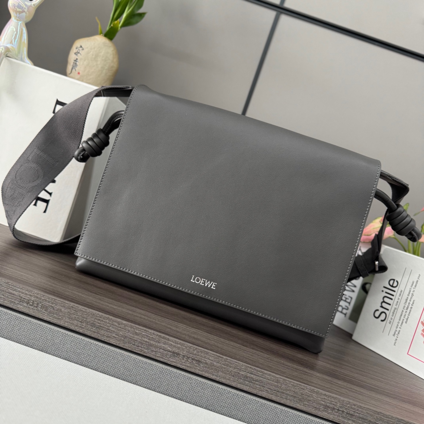 Loewe LO℮w℮ satchel邮差包 这款手袋将 Flamenco 手袋重新设计为实用的斜挎包